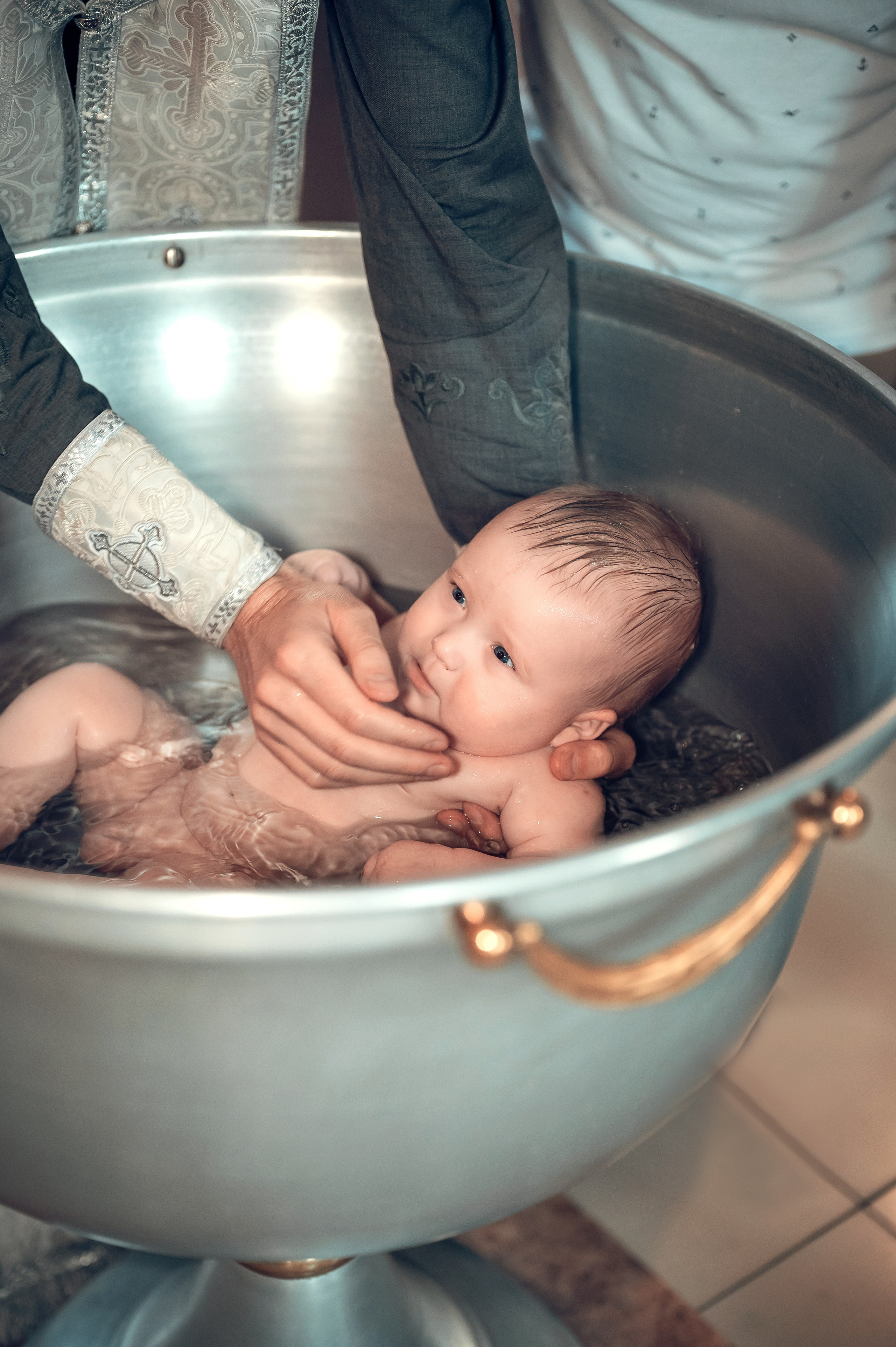 Фотографии момента погружения в купель (Таинство крещения). Moscow_CPC