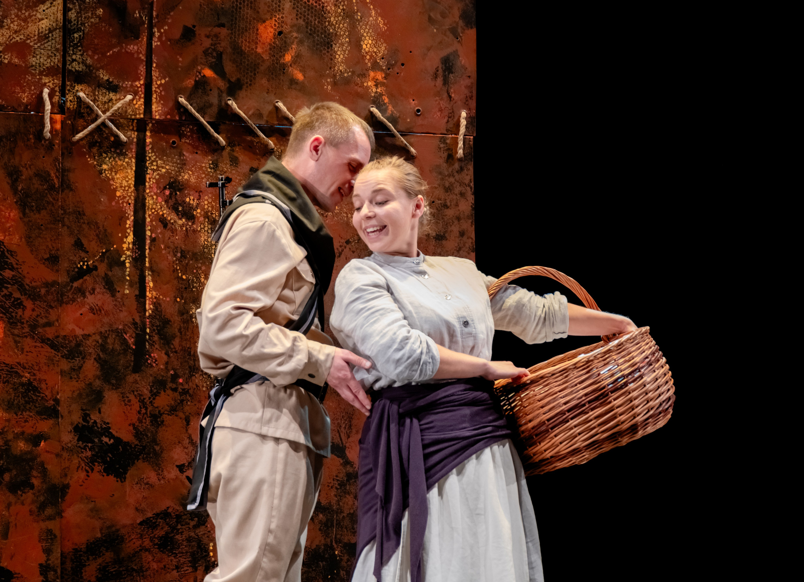 Анастасия Карпинская (Груше Вахнадзе) и Роман Лексин (солдат) в спектакле "Кавказский меловой круг". Театр "Самарская площадь", Самара. Сцена флирта, динамичная игра актёров, театральные костюмы и декорации.