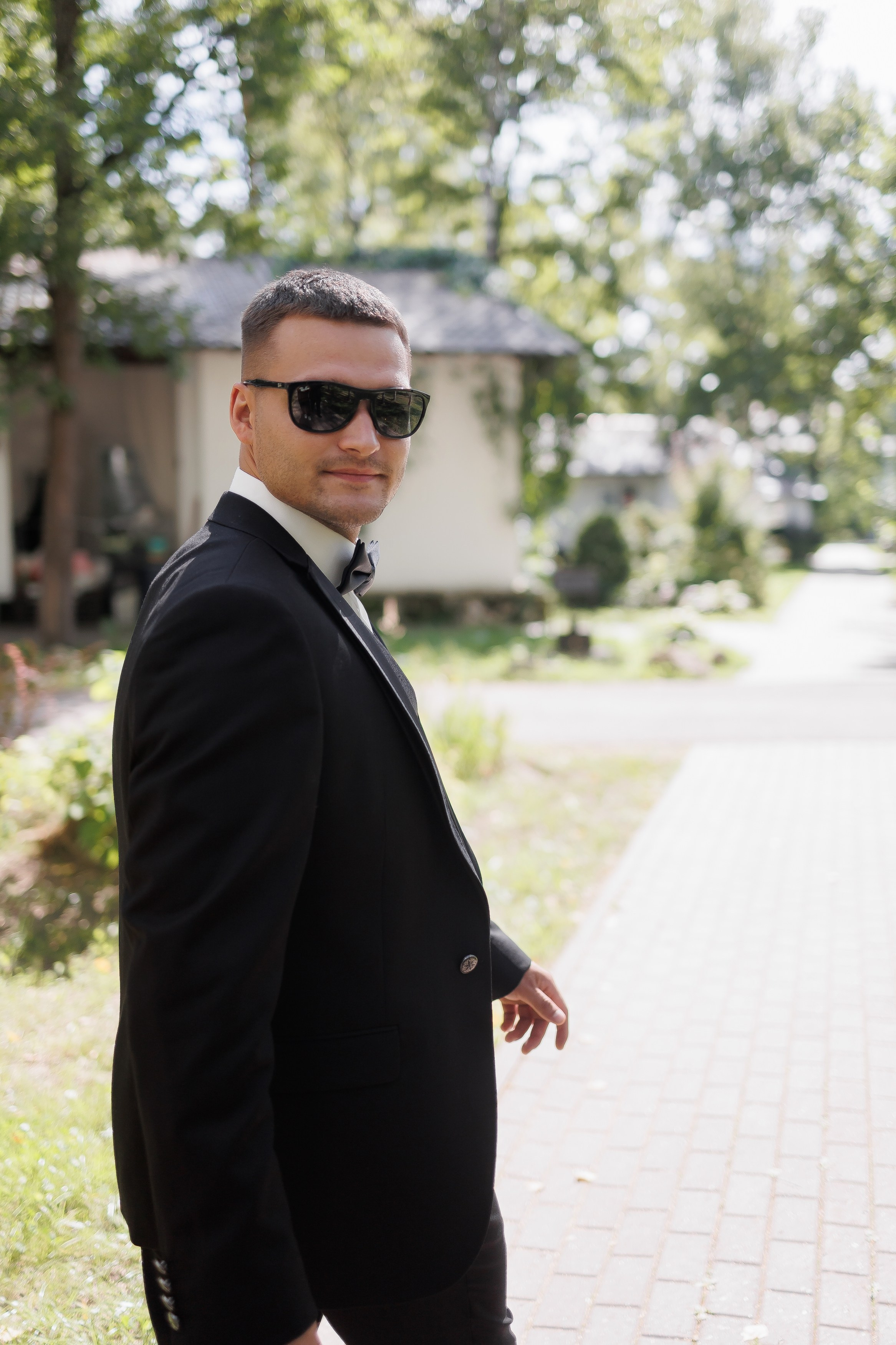 Брутальный и стильный жених в очках, который не умеет фотографироваться