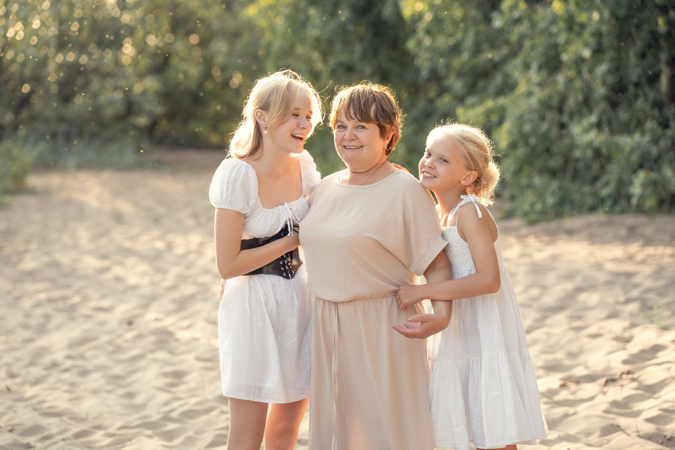 Портрет бабушки с внучками на природе.