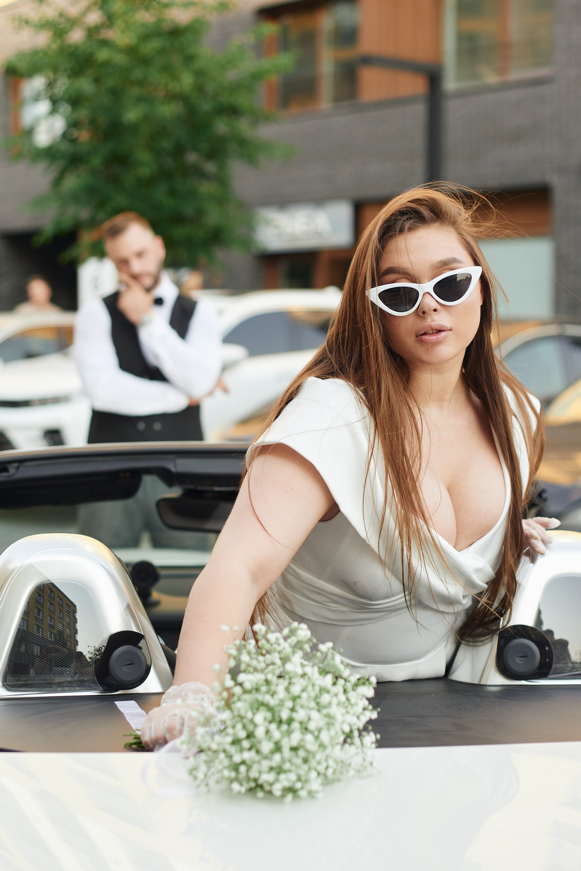 Свадебная фотосессия на улице с кабриолетом