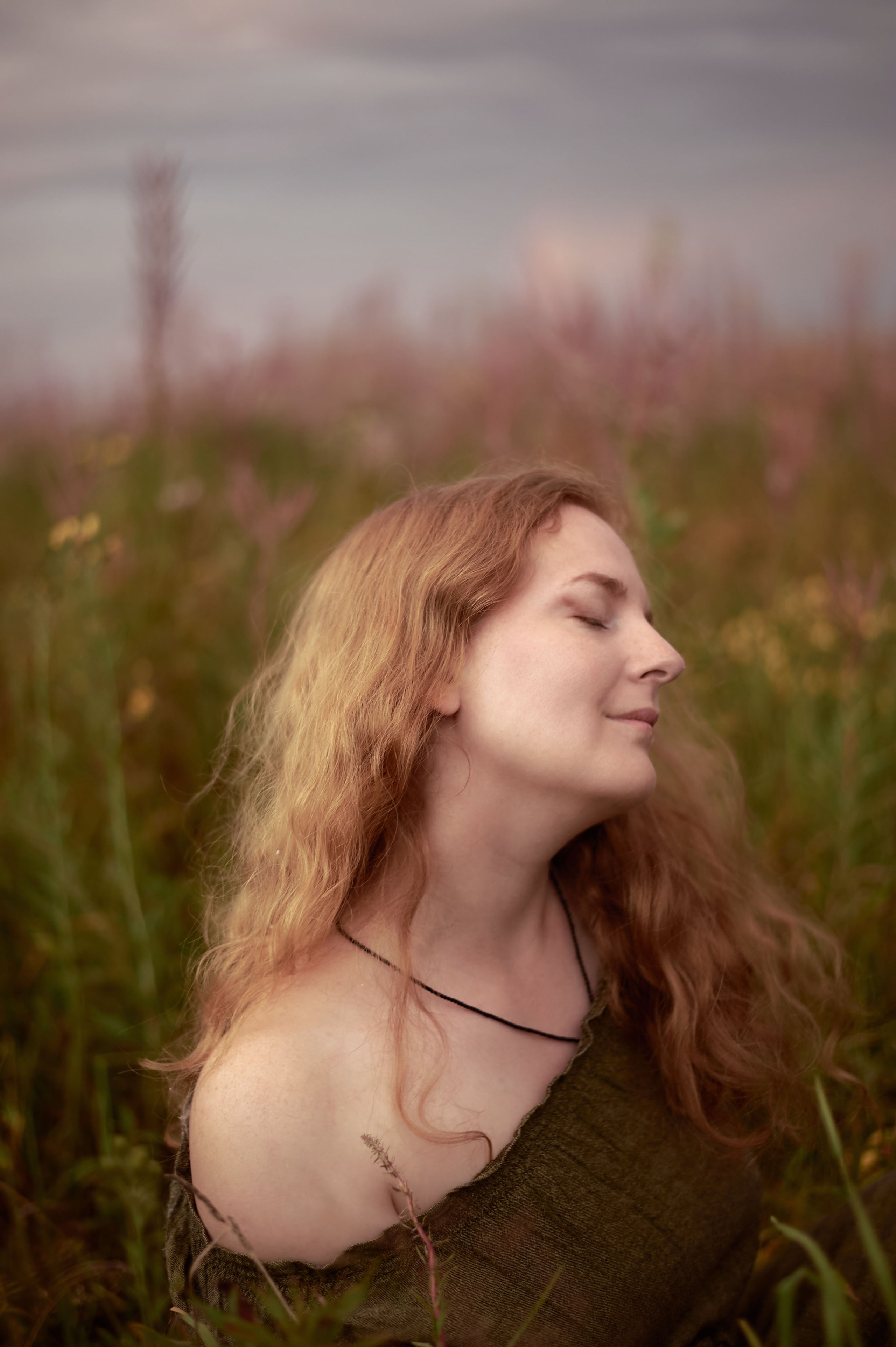 Таня. Рассвет в поле. Женский фотограф в Череповце Даша Акулич
