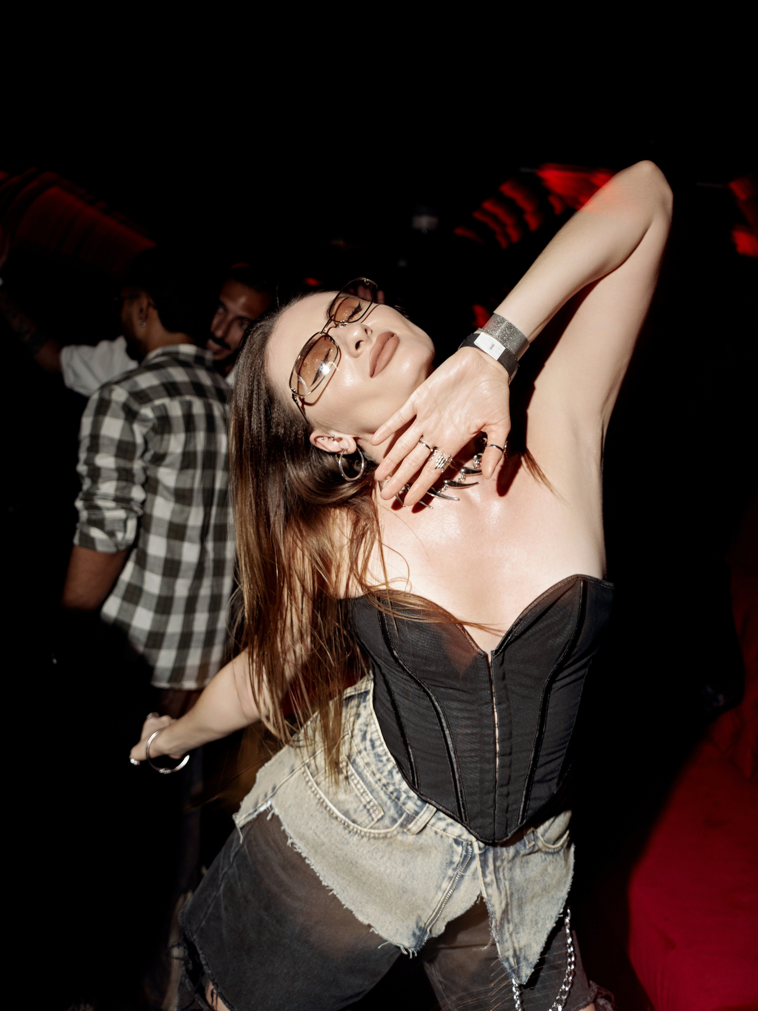 CLUB. NOIZOMAX Художественный фотограф в Дубай