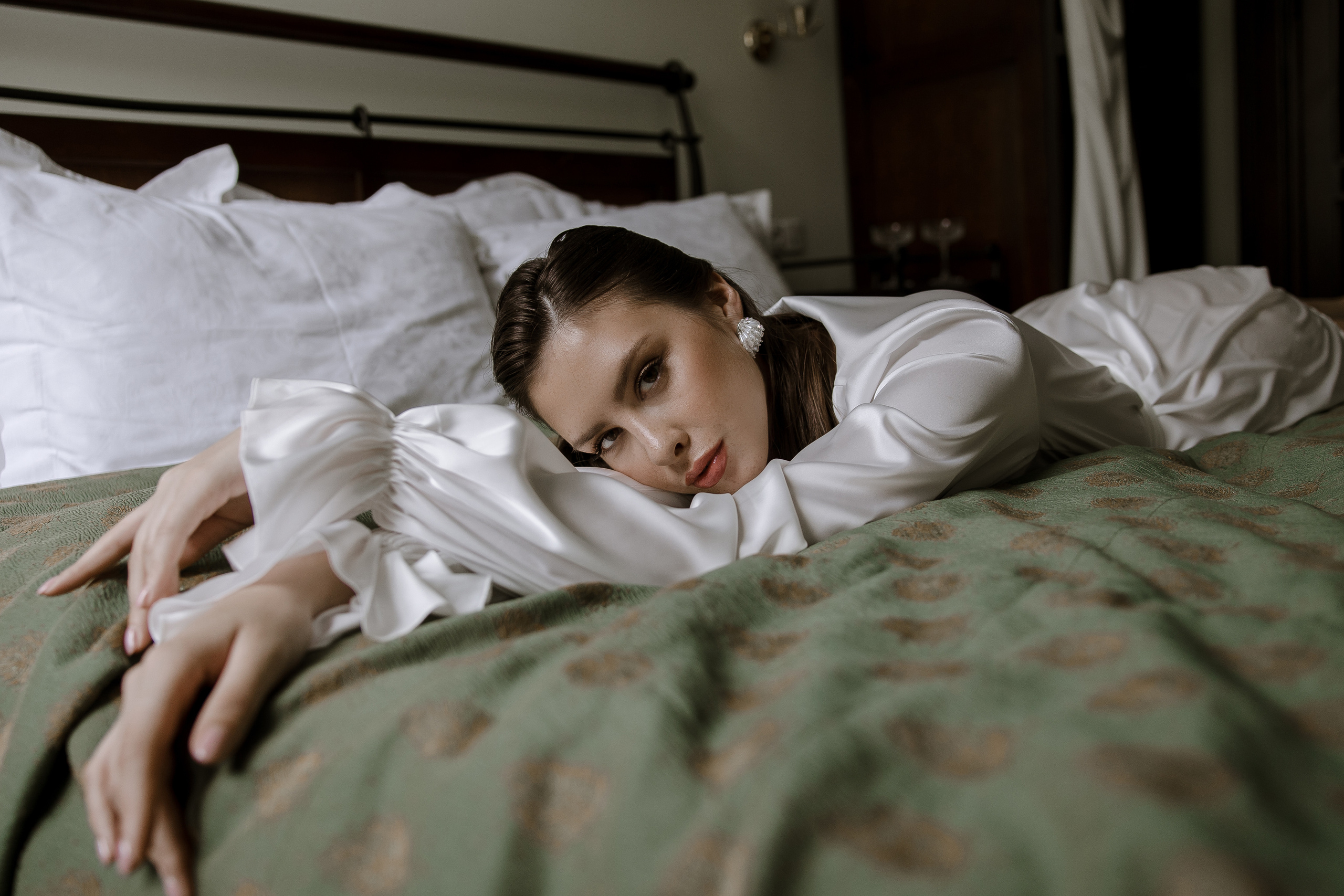 Утро невесты в историческом номере отеля. Свадебный и семейный фотограф в Самаре и Тольятти | Елена Топанцева