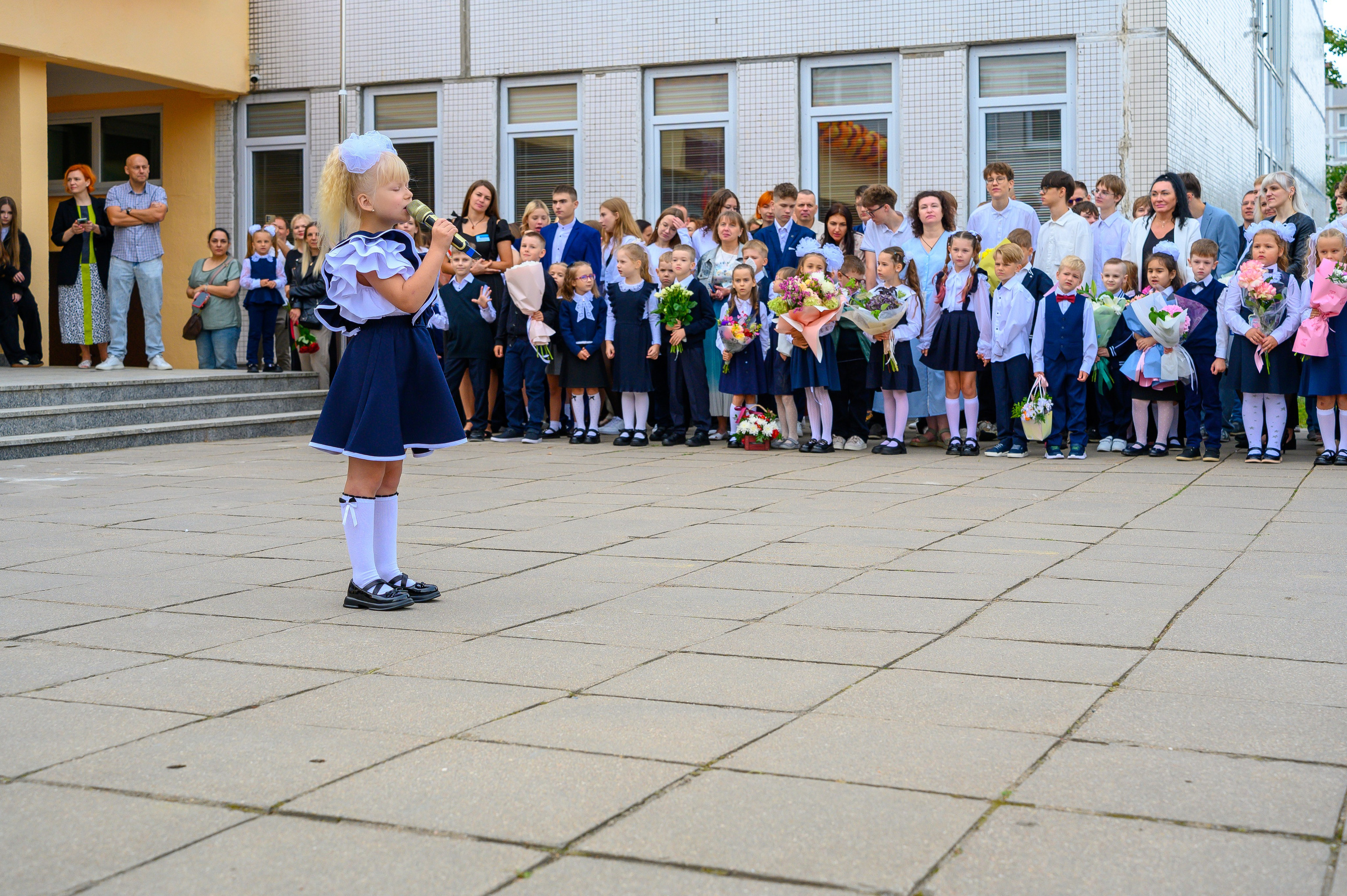 Вот звучит первый звонок, перед этим долгое приготовление к новому этапу в жизни, Яромир идет в школу. Фотоуслуги, услуги фотографа, фотографирование важных событий
