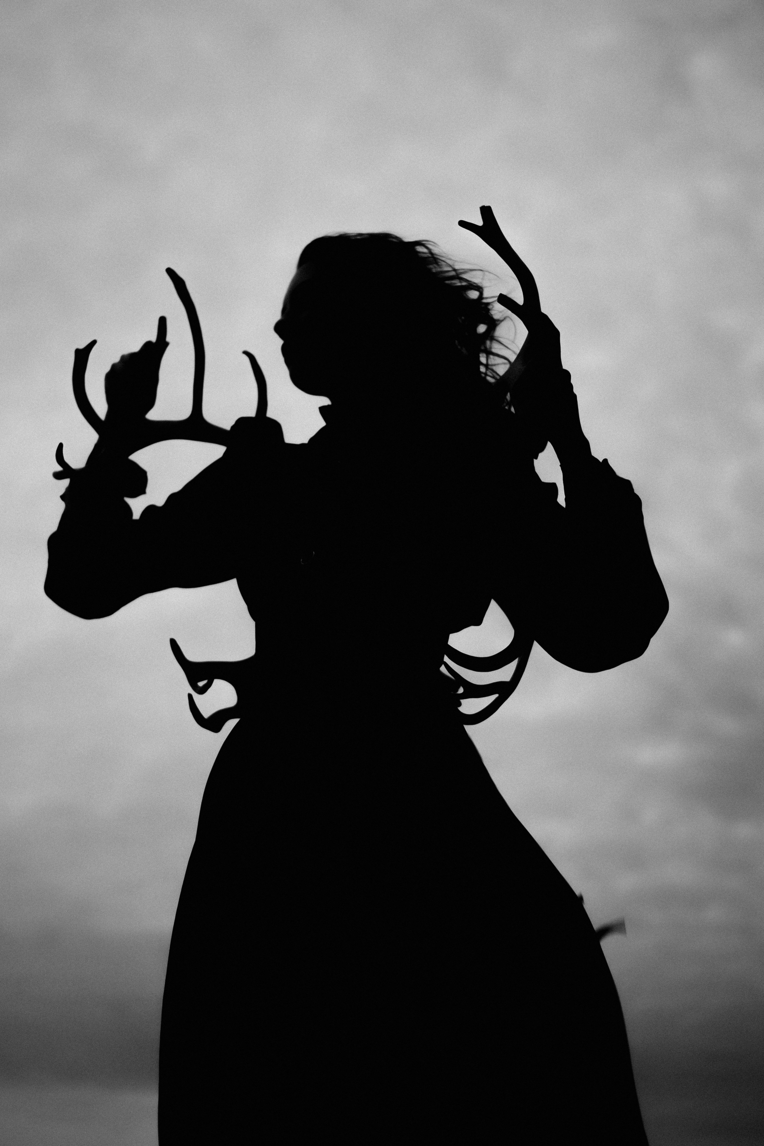 Съёмка у моря с оленьими рогами