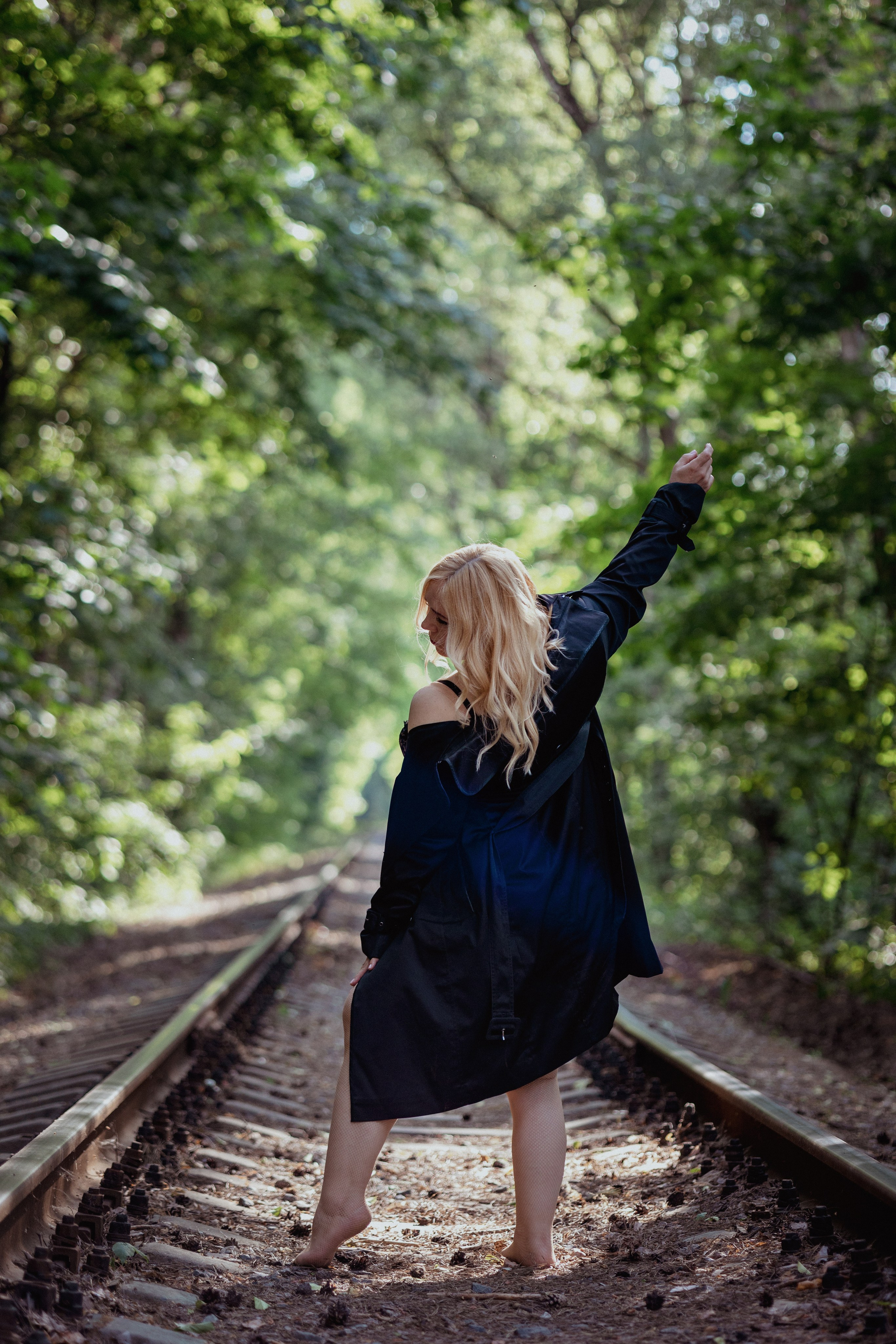 Рельсы, шпалы, девушка