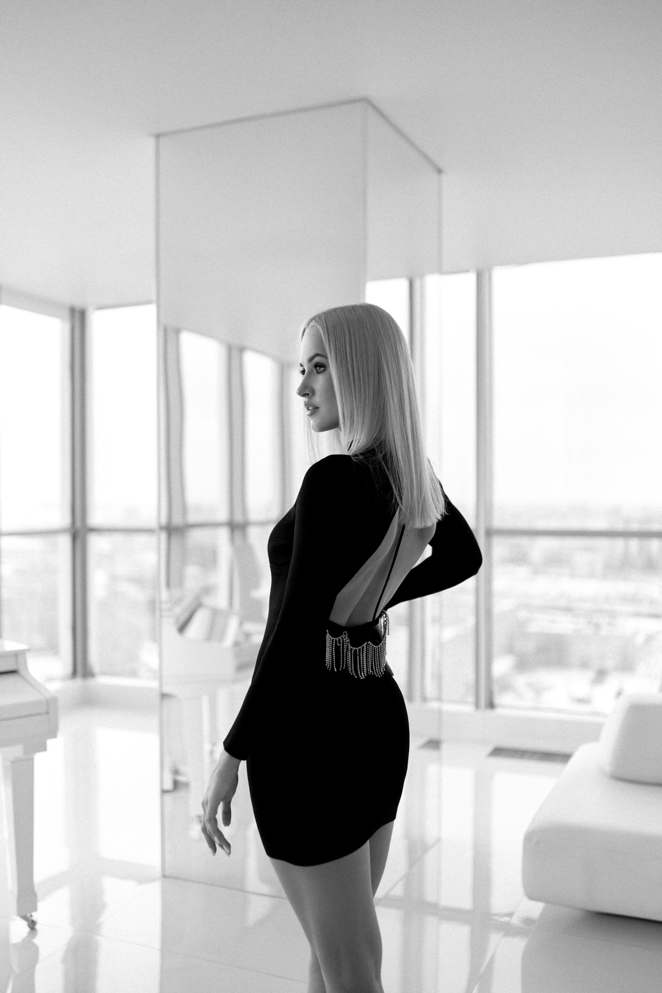 Профессиональная фотосессия в студии с красивым видом на город. Сестры Карабаза. Фотографы и ретушеры в Москве и Санкт-Петербурге