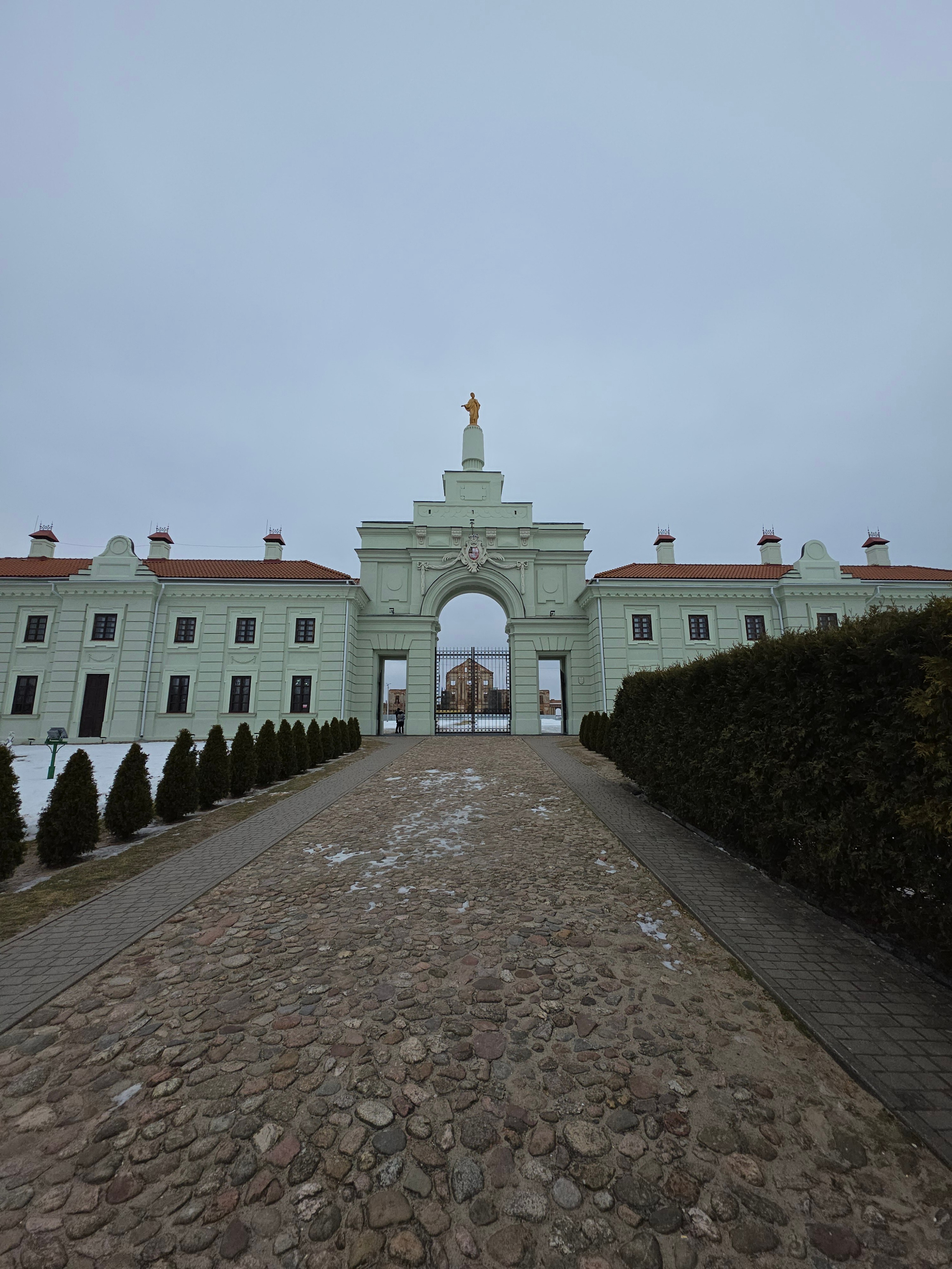 Три года назад в Ружанском замке шло восстановление флигеля. За три года восстановлен его внешний вид, продолжается отделка внутри