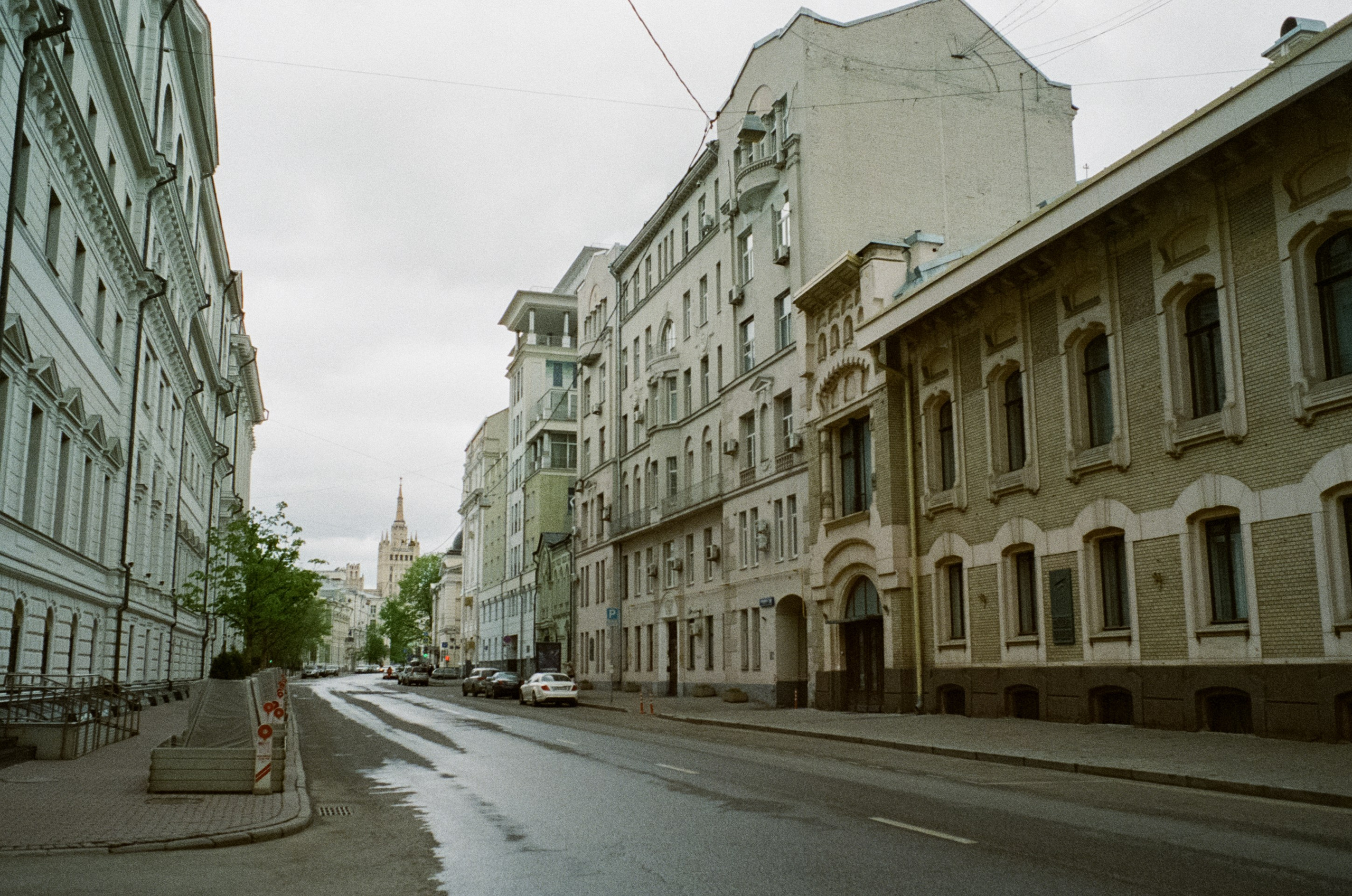 Ул. Поваровка и окрестности | Voigtlander BESSA-T — Voigtlander Ultron 28 mm f/2 | Kodak Ultramax 400 (просрочка) @ ISO 100