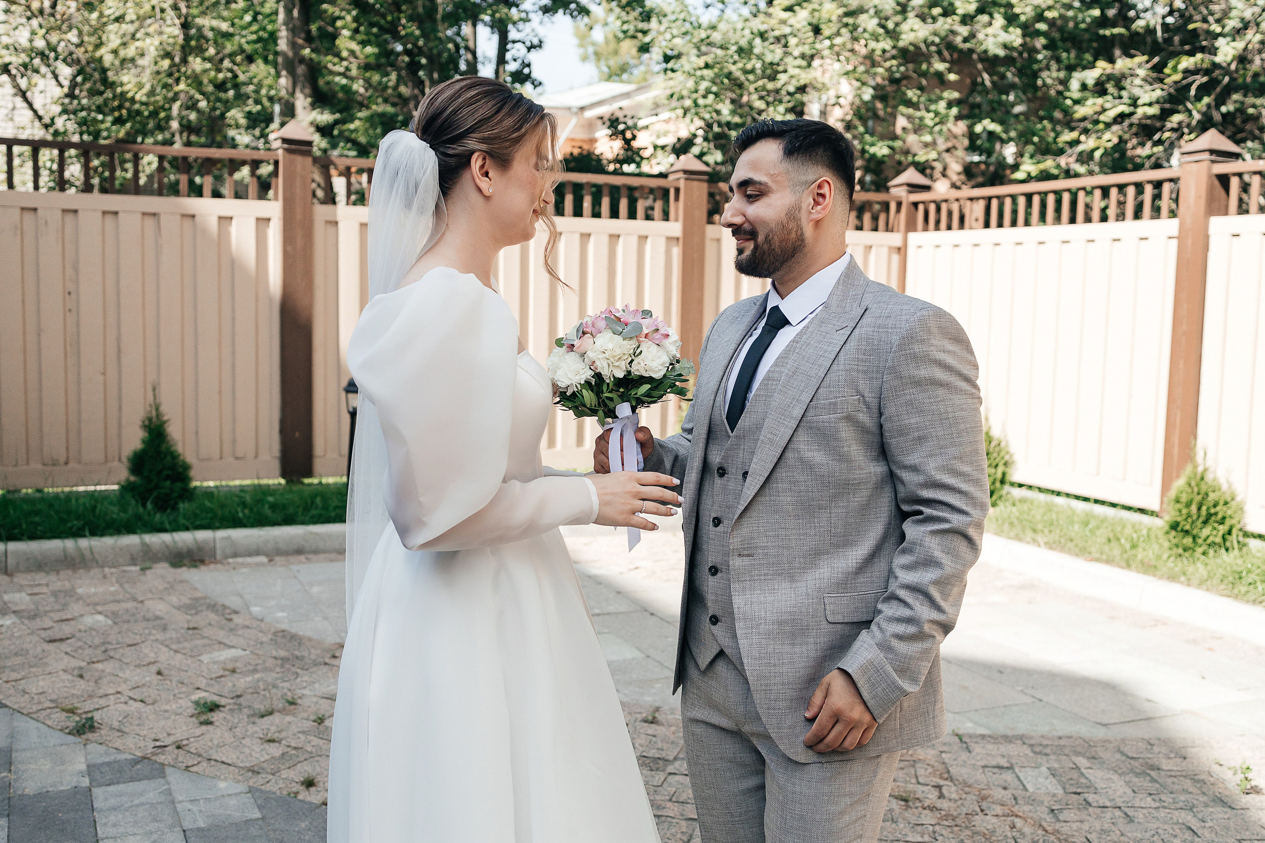 Свадебная фотосессия пары в номере отеля. Олег Сверчков | Свадебный фотограф Вологда