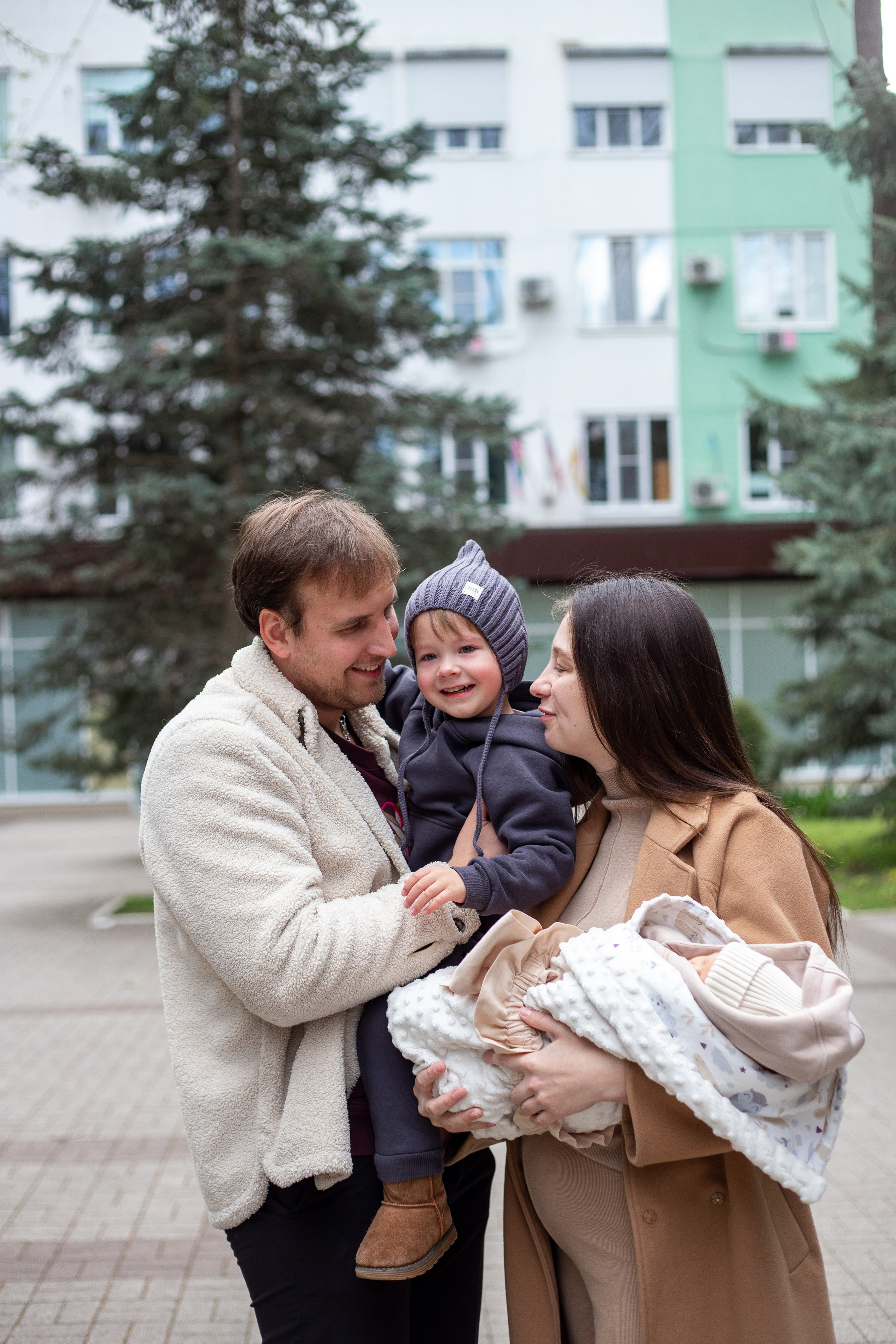 Выписка из роддома. Фотограф Краснодара, фотограф в парке Галецкого.репортажный фотограф. детский фотограф, свадебный фотограф. профессиональный фотограф