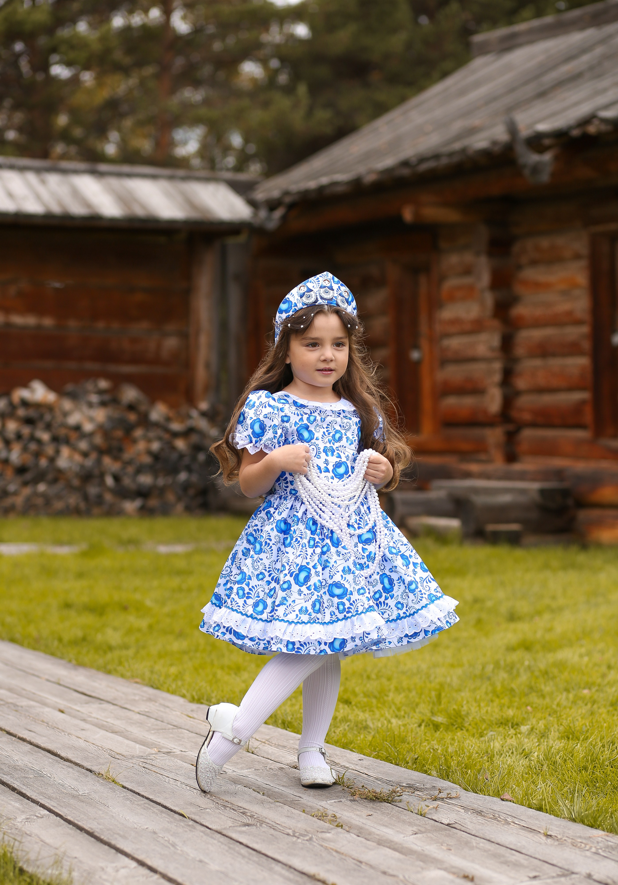 Платье с орнаментом Гжель, подойдёт на девочку ростом 104-110 см. В комплекте с мини кокошником. Стоимость аренды 2500 р. сутки