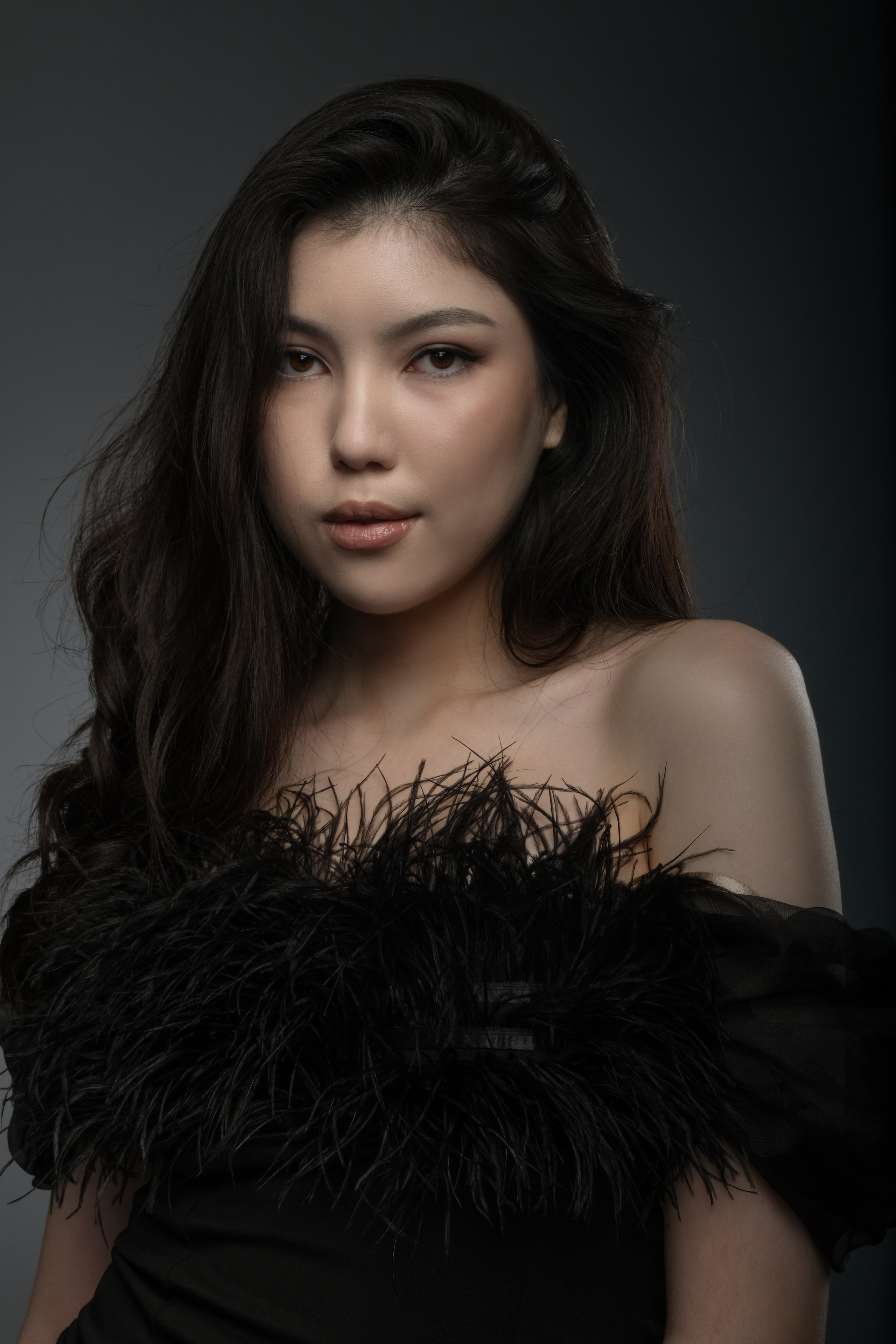 Портрет с улыбкой молодой женщины в белой рубашке — светлый и жизнерадостный портрет женщины с легкой улыбкой.