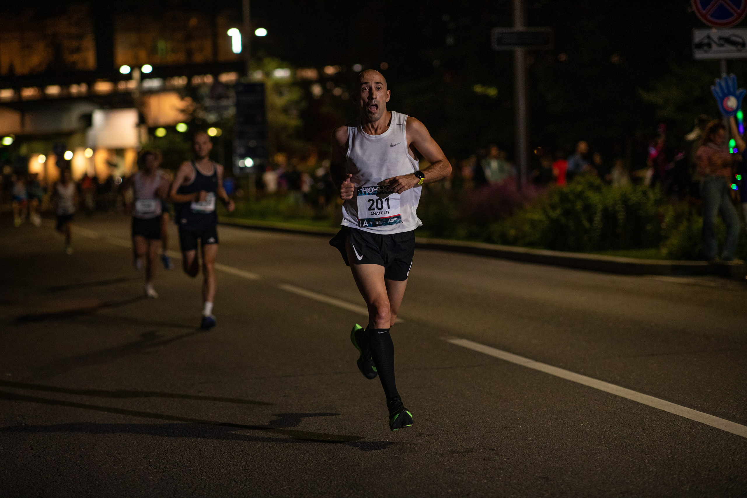 Ночной забег в ленте фотографий бегунов 03.08.24. Фотограф Сергей Ловкий