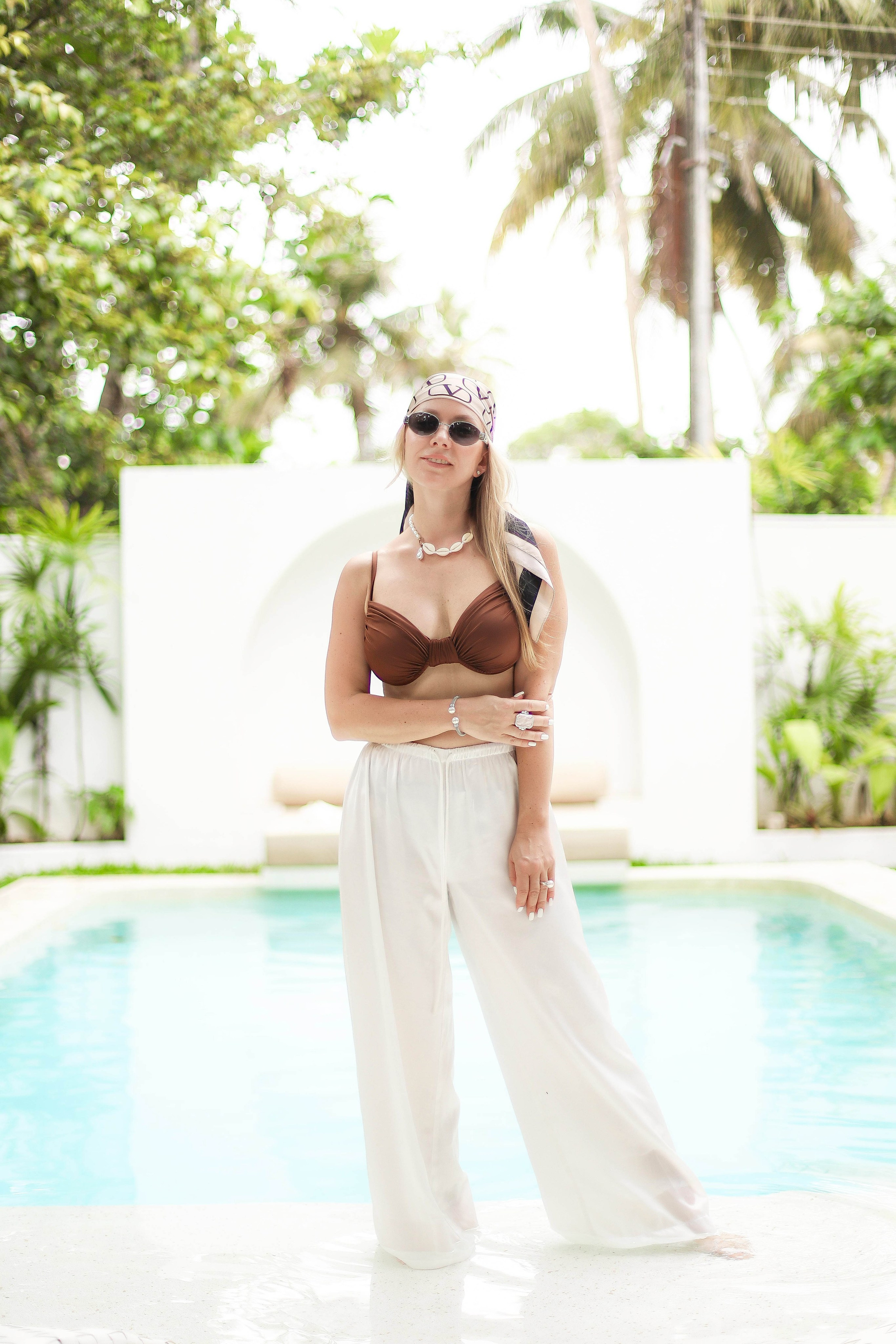 Девушка на вилле Brisa Ahangama — Стильная фотосессия в зелени и у бассейна | Шри-Ланка. Фотограф на Шри-Ланке