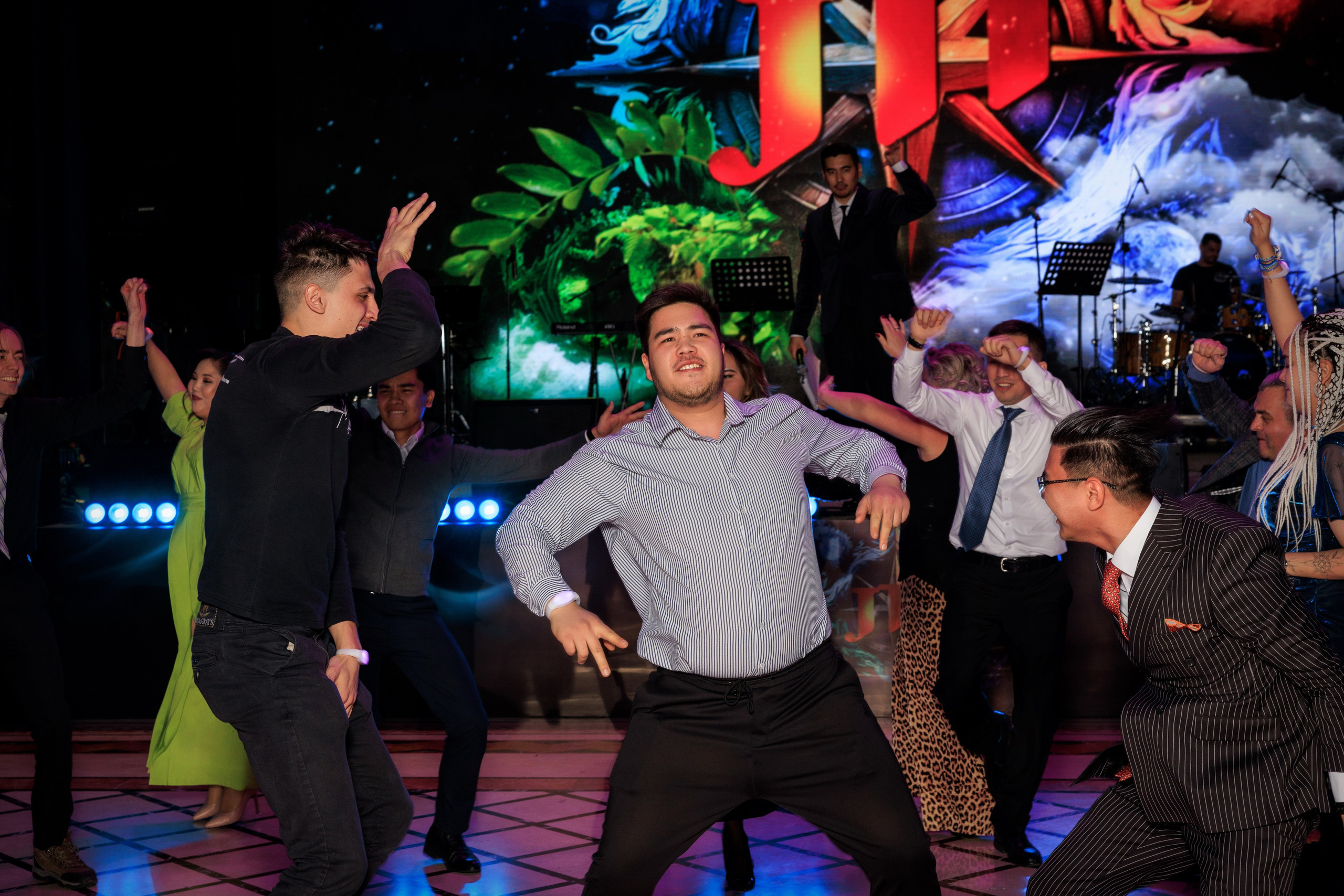 Бизнес-фотограф в Алматы — корпоративные съёмки, деловые портреты и репортажи. Профессиональный фотограф в Алматы