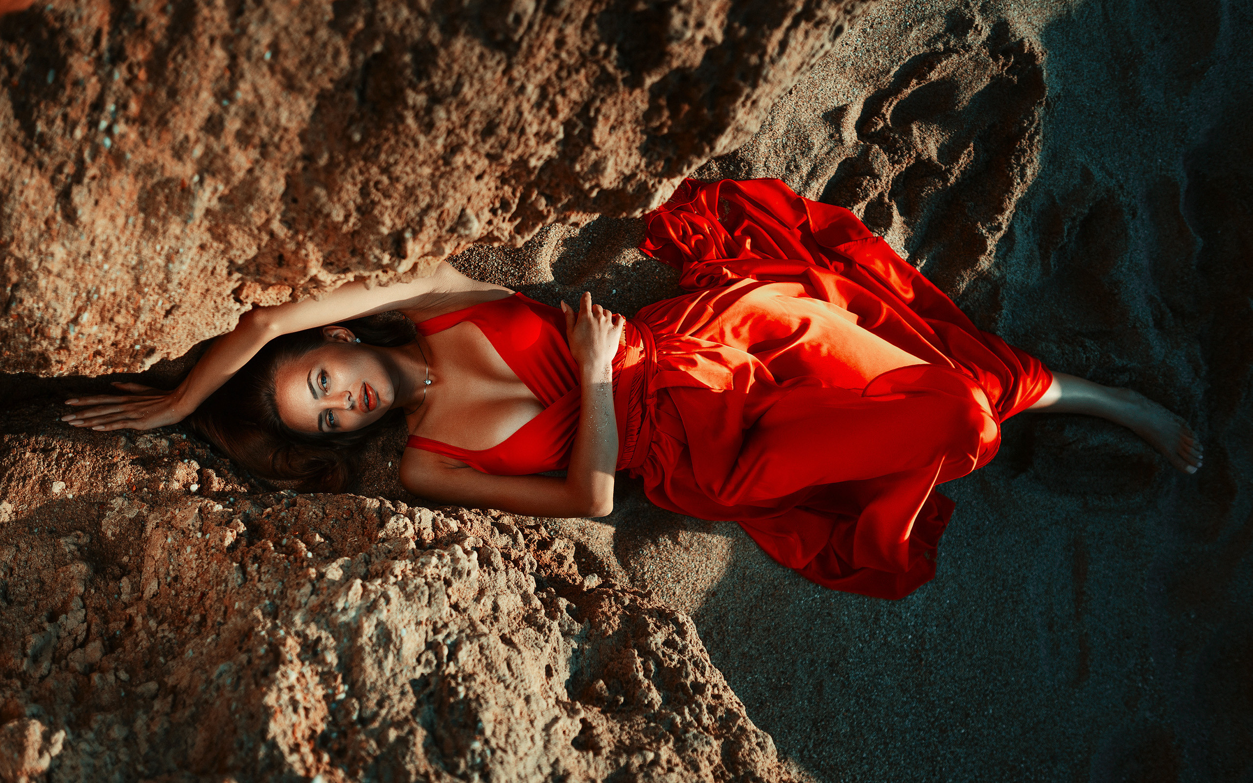 Девушка в красном платье на берегу моря фотосессия