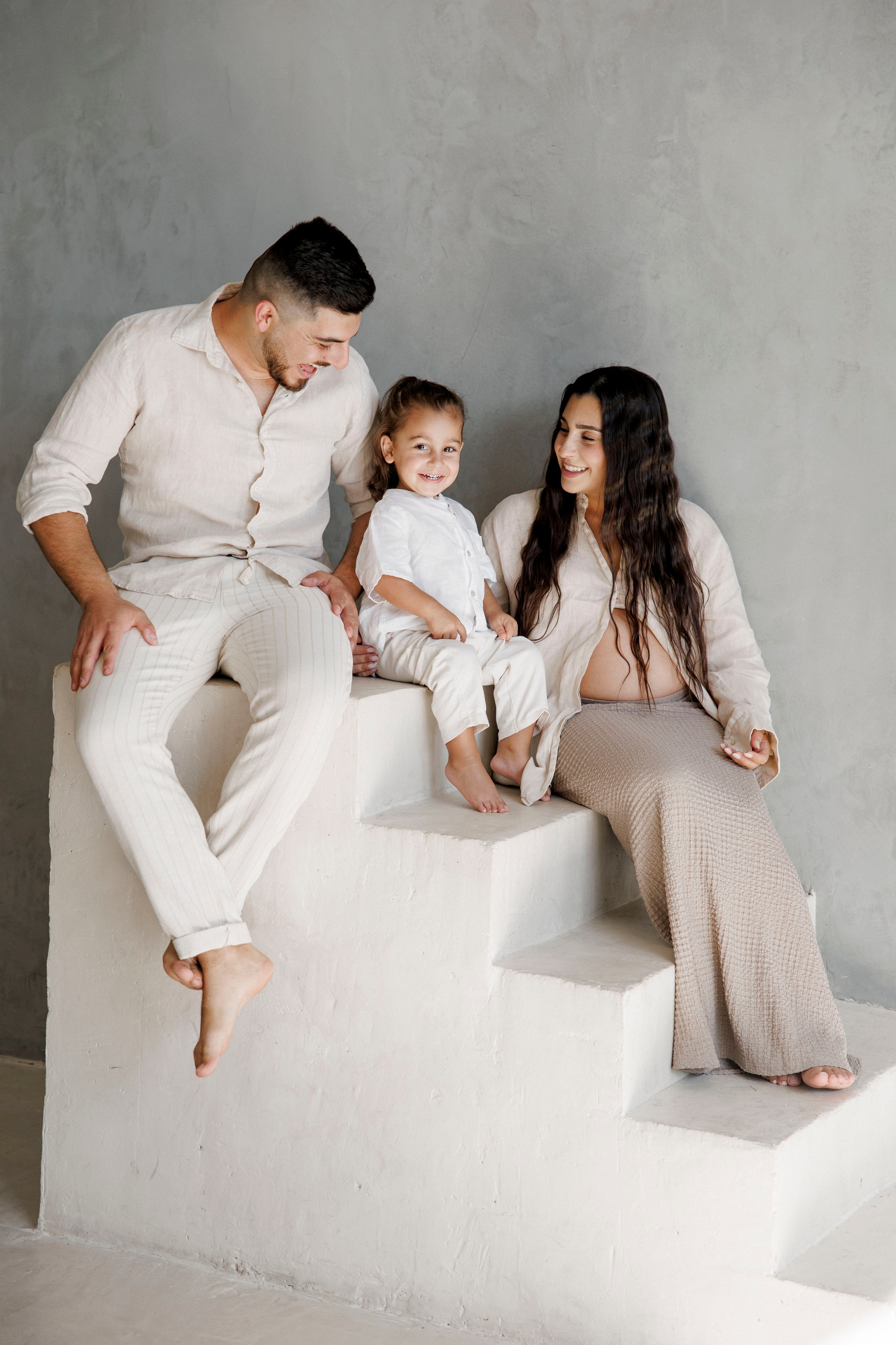 Pregnancy photoshoot inside the Grey Studio. Главная