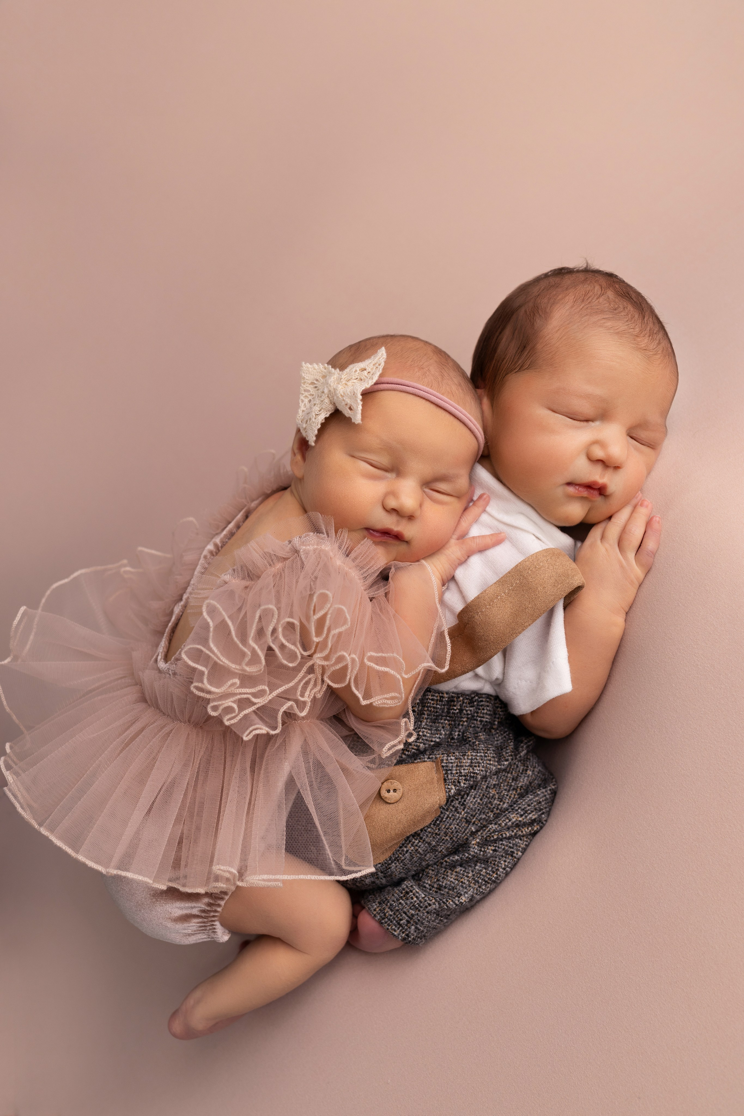 Фотосъемка двойни. Фотограф новорожденных малышей в Омске и Омской области Эльвира Камаева