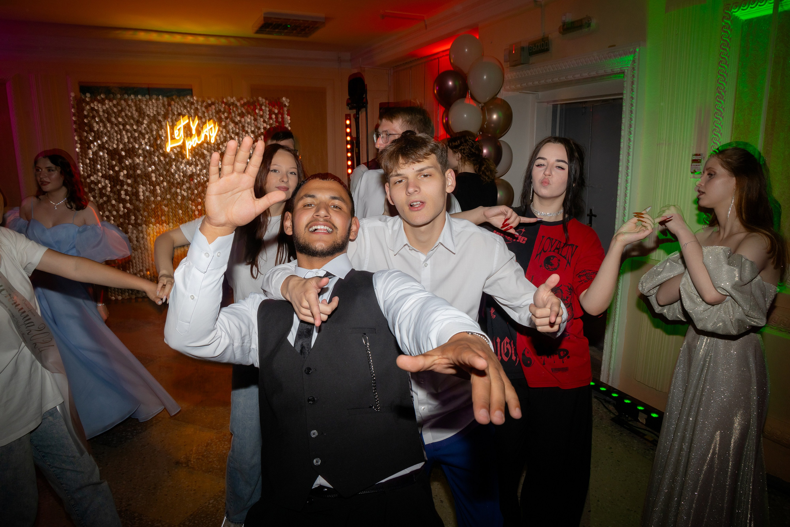 Школьный выпускной 2024 год в Соколе (Минск). Свадебный фотограф в Минске/Беларуси Сергей Спиридонов