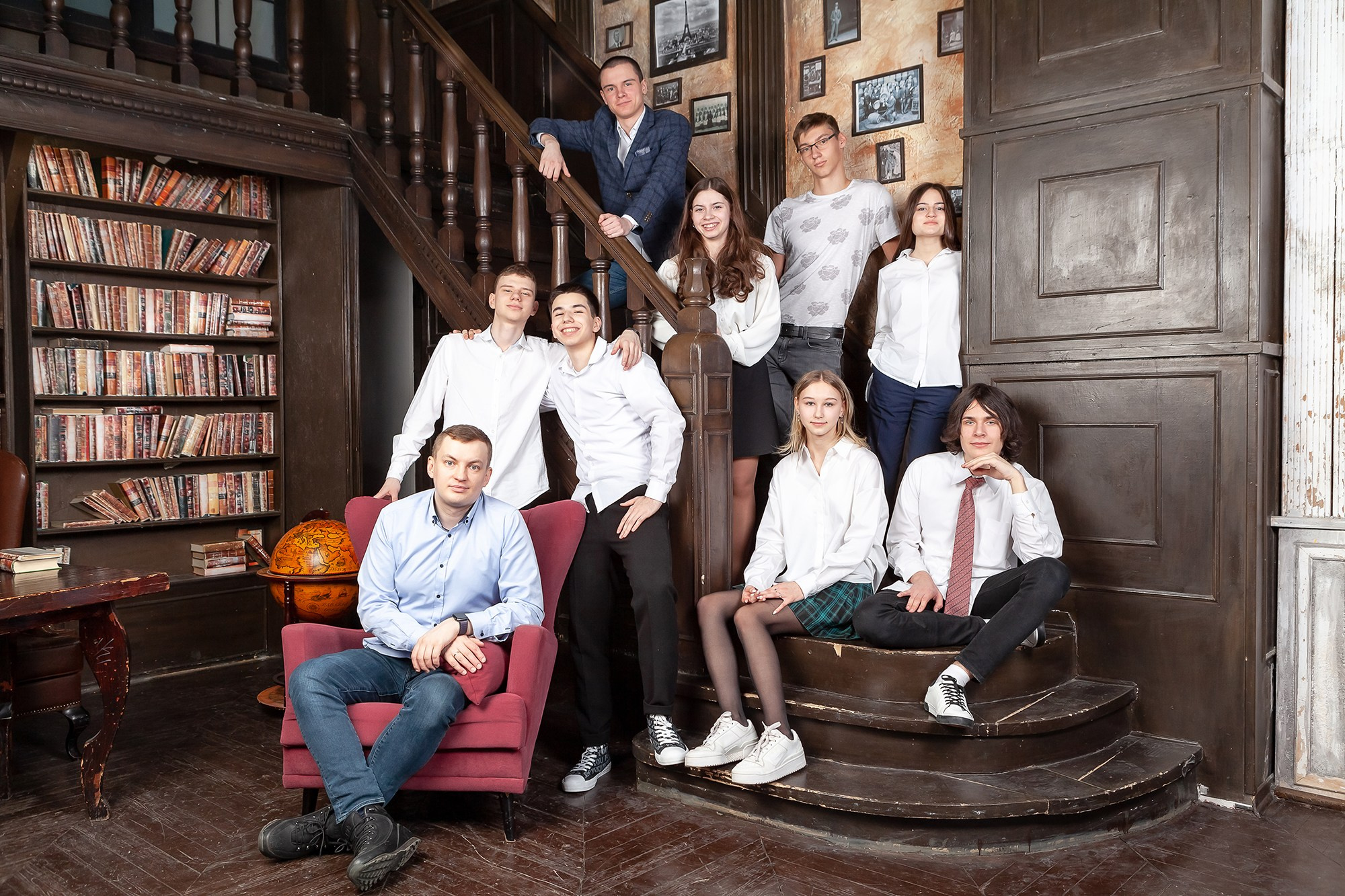 Групповое фото учеников в библиотеке