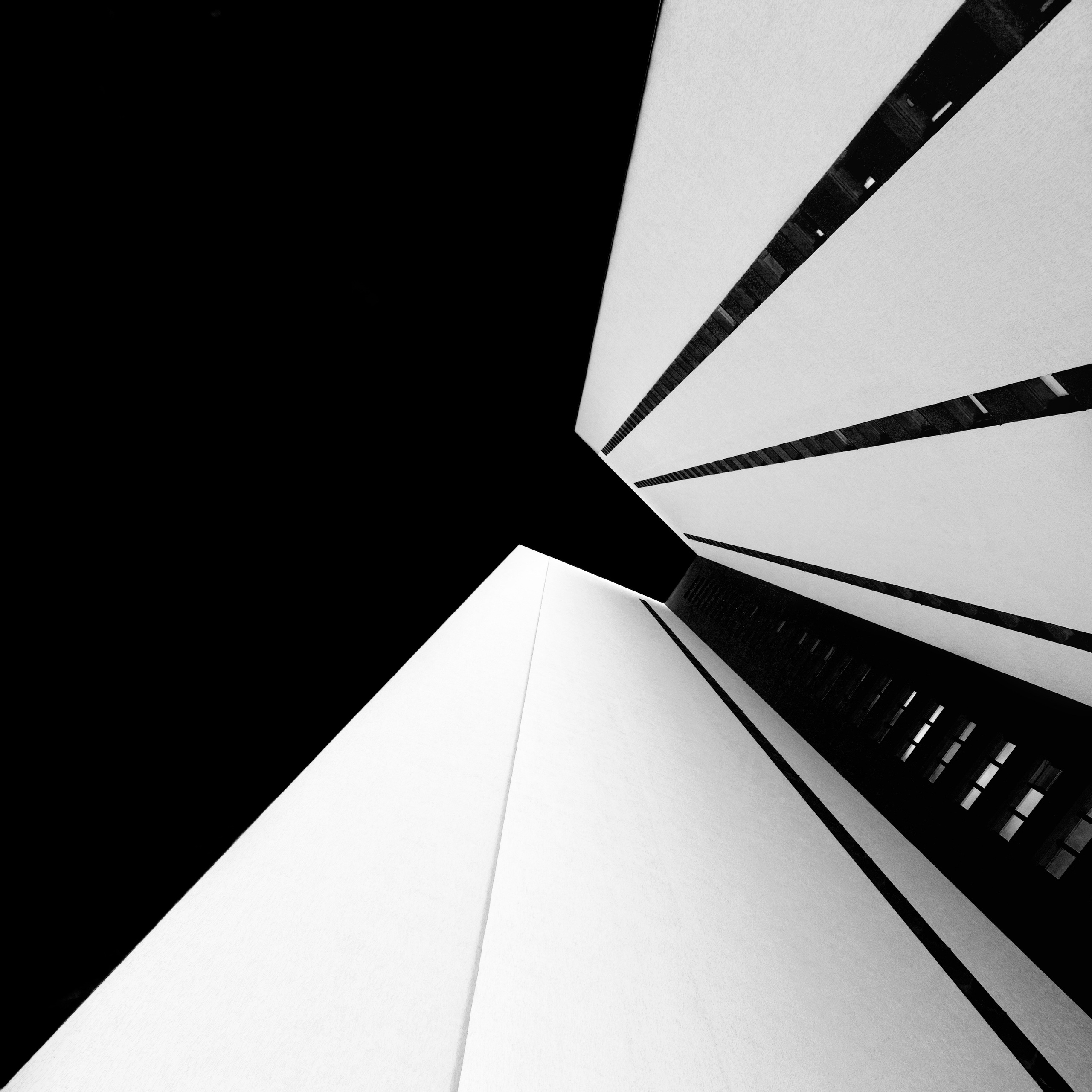 MINIMΔLISMUS EXTREMUS. VLAD EXIT