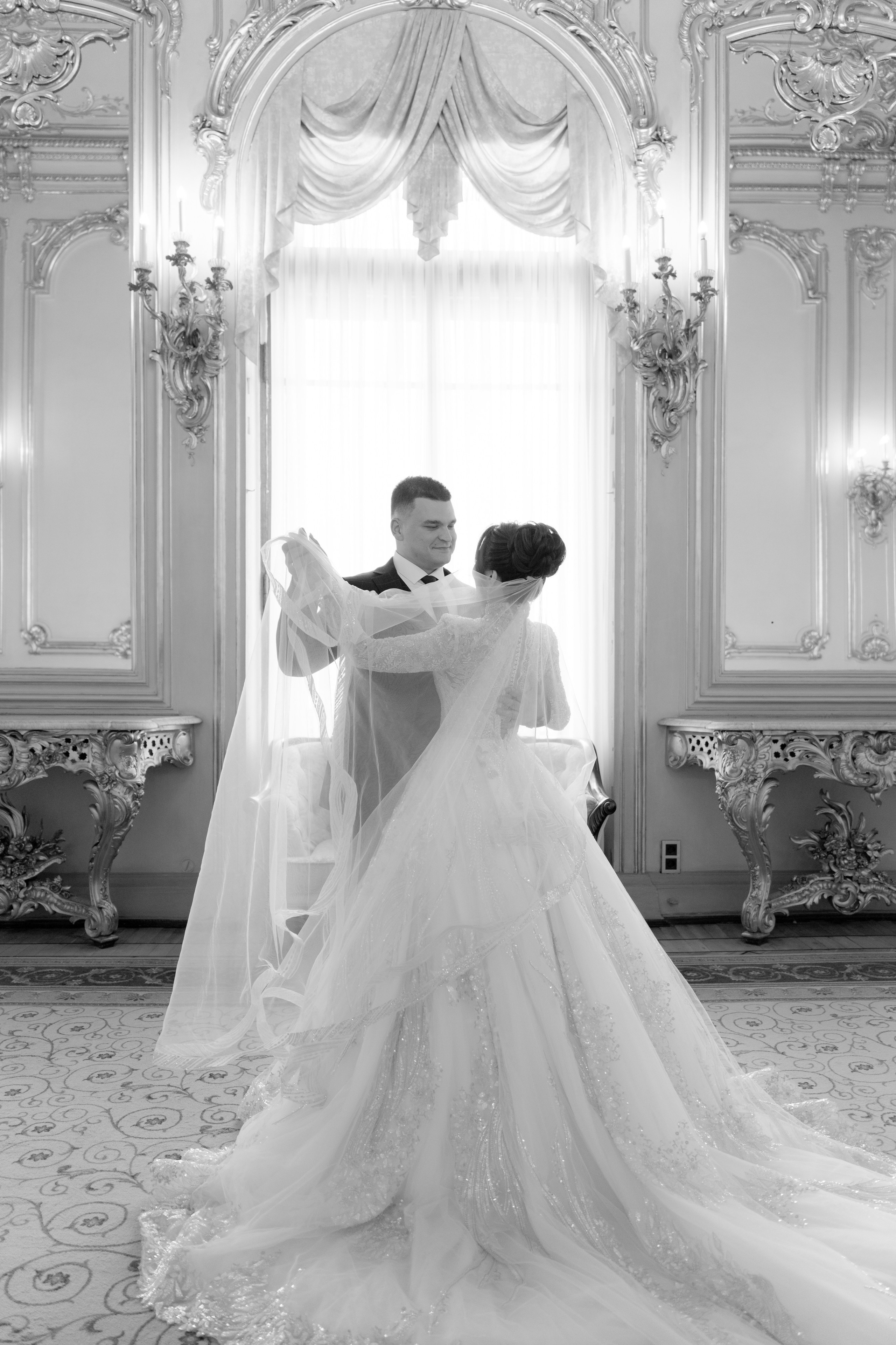 Свадебная фотосессия в Эрмитаже и на катере. Свадебный фотограф Александр Невский в Санкт-Петербурге