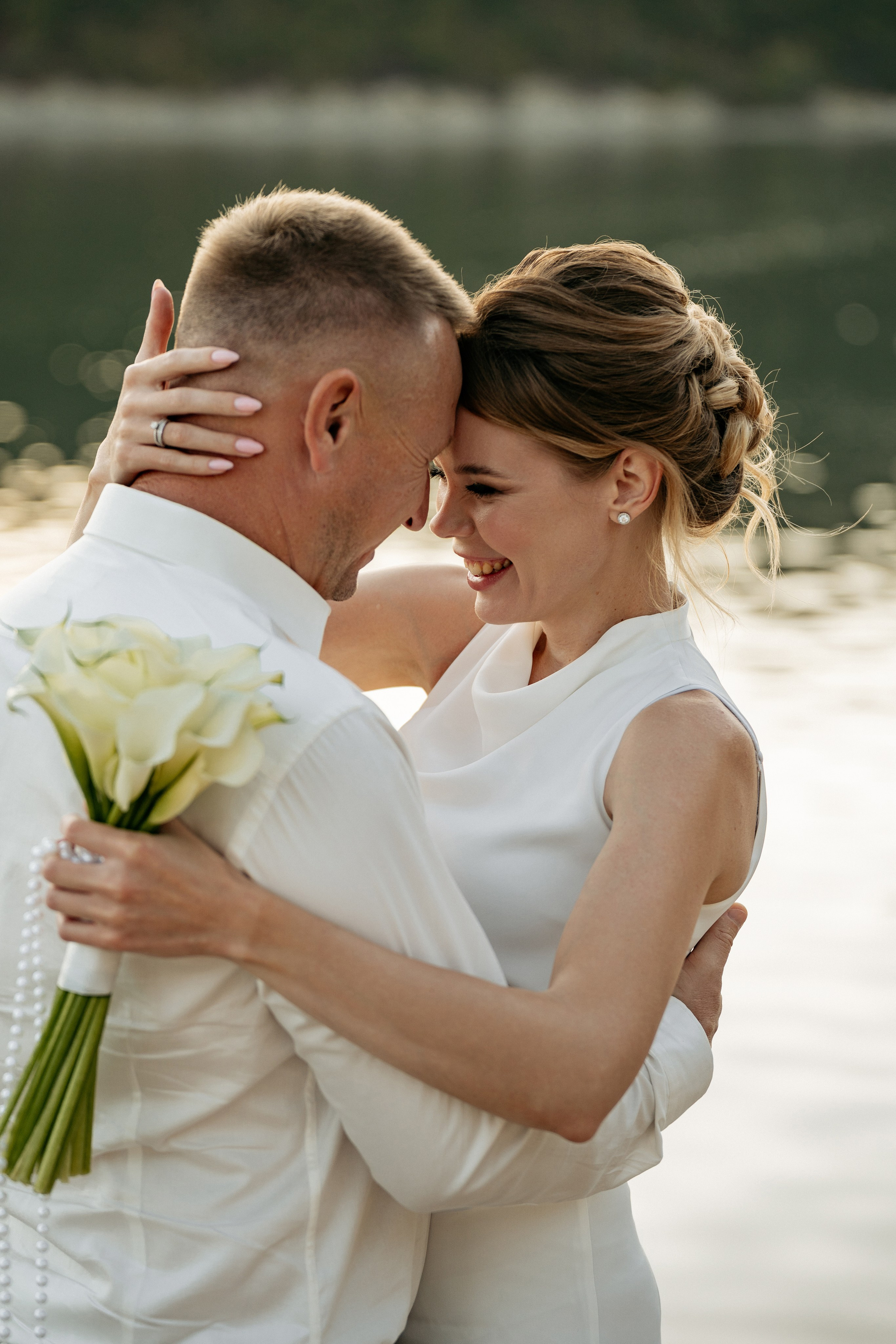 Креативная фотосессия пары от свадебного фотографа Новороссийск в локации Абрау-Дюрсо, озеро.