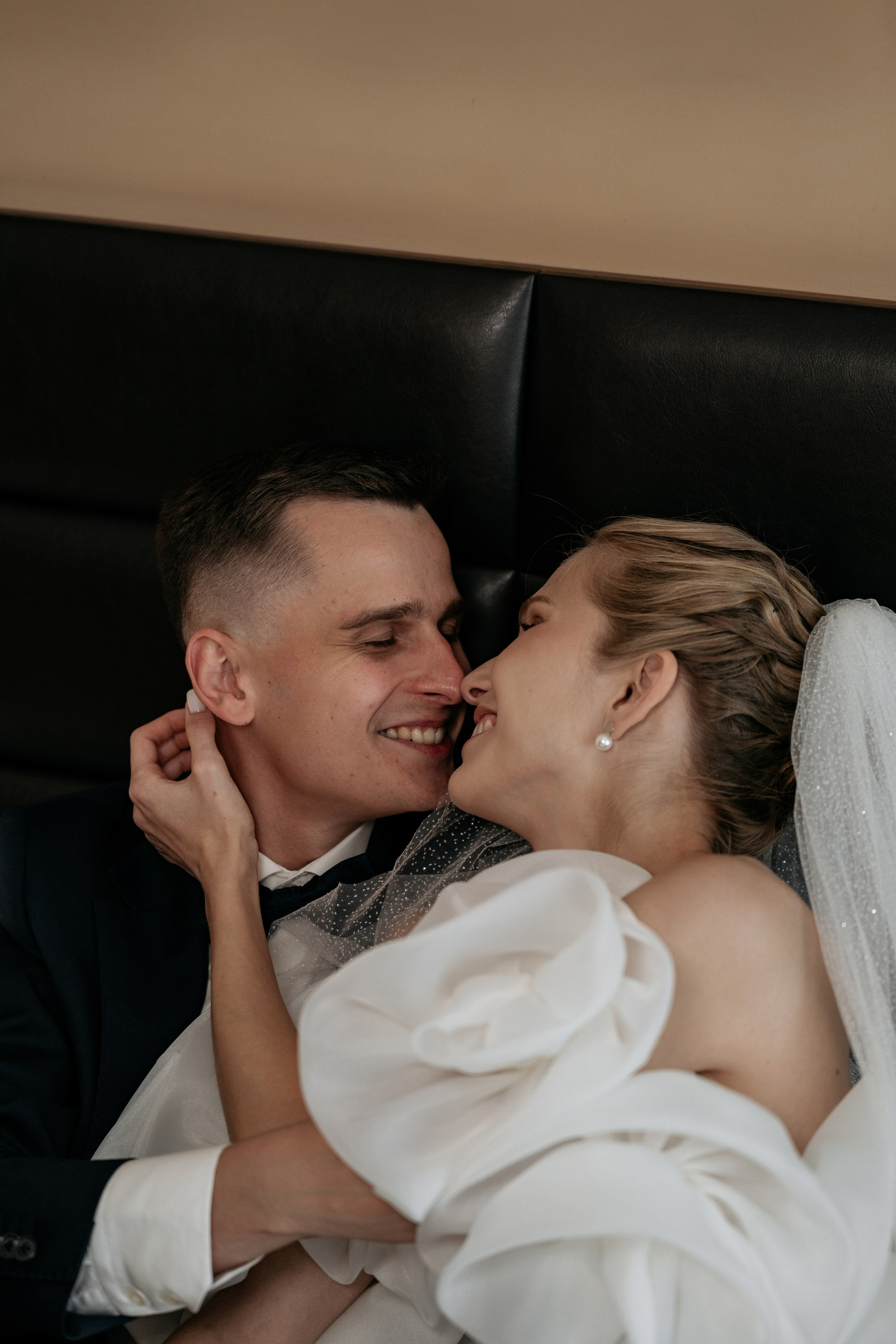 Фотограф Новороссийск - молодожены смотрят друг на друга.