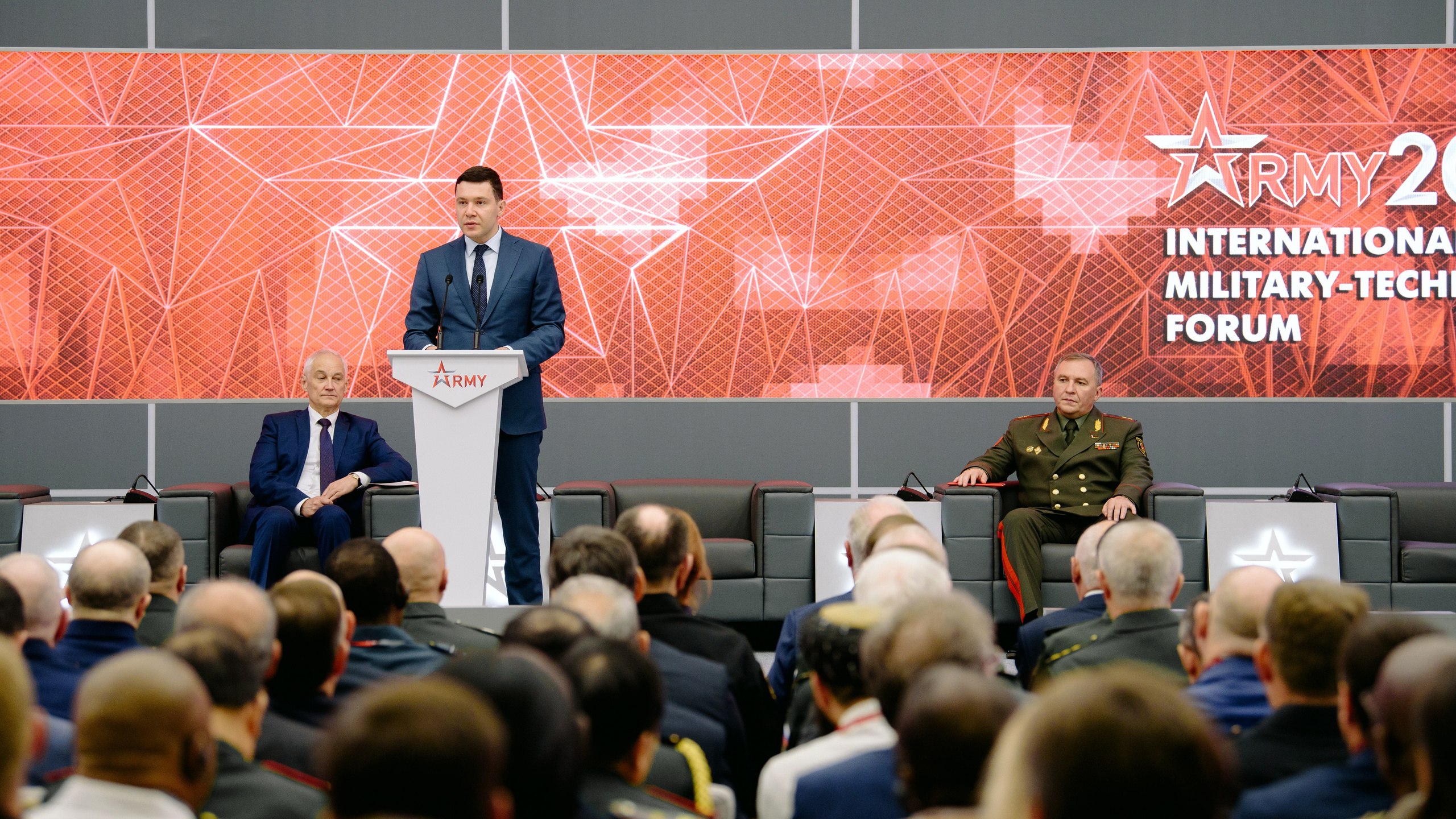 Фотография с выставки, на которой изображены участники, обсуждающие экспонаты.  Фотография репортажного характера, запечатлевшая важный момент корпоративного мероприятия. Министр обороны РФ Белоусов. Чемезов Роснано. Армия 2024. Вероника Скворцова