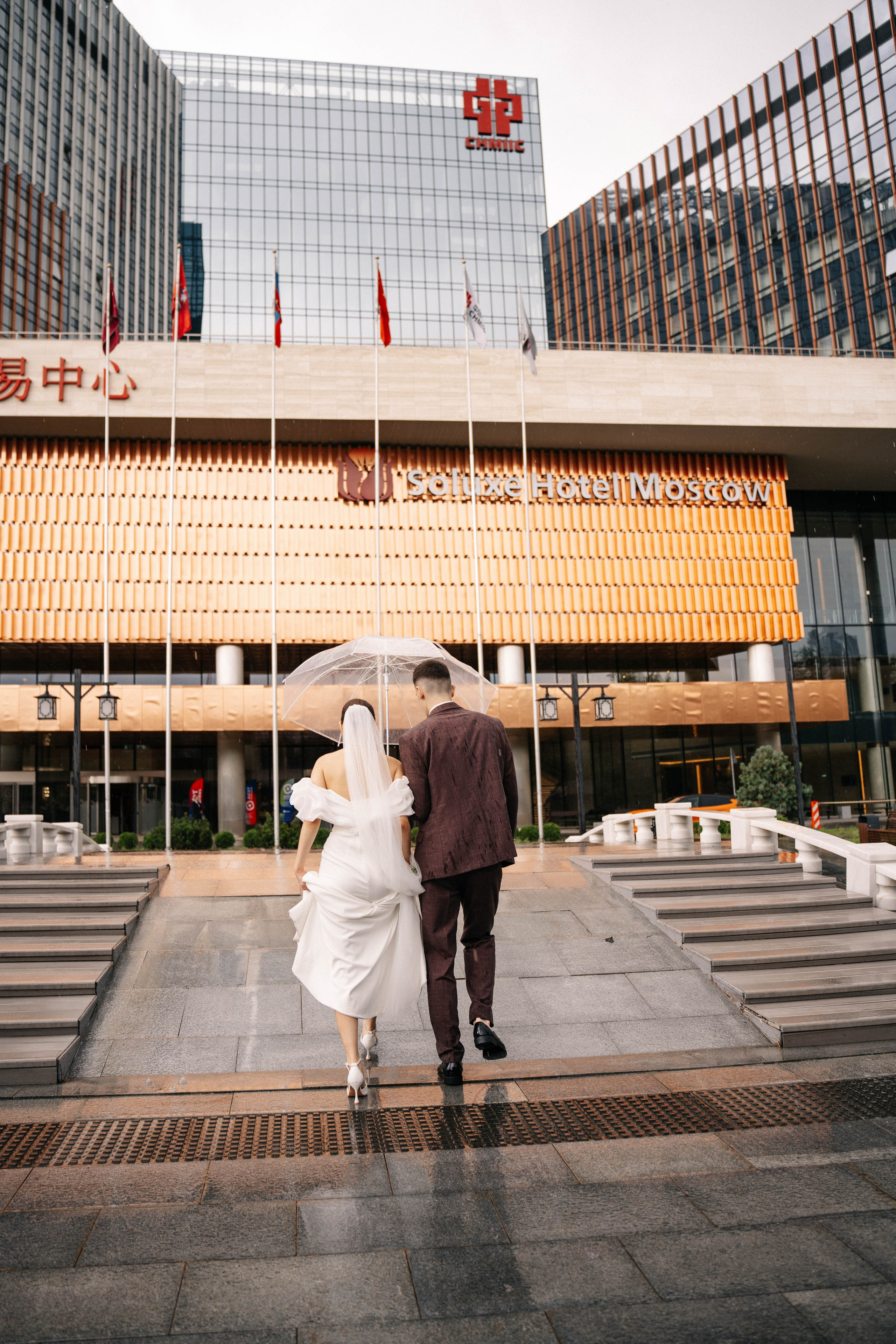 Свадебная фотосессия в Бутырском ЗАГС (Дворец Бракосочетания № 4) и прогулка в отеле Solux (Солюкс)