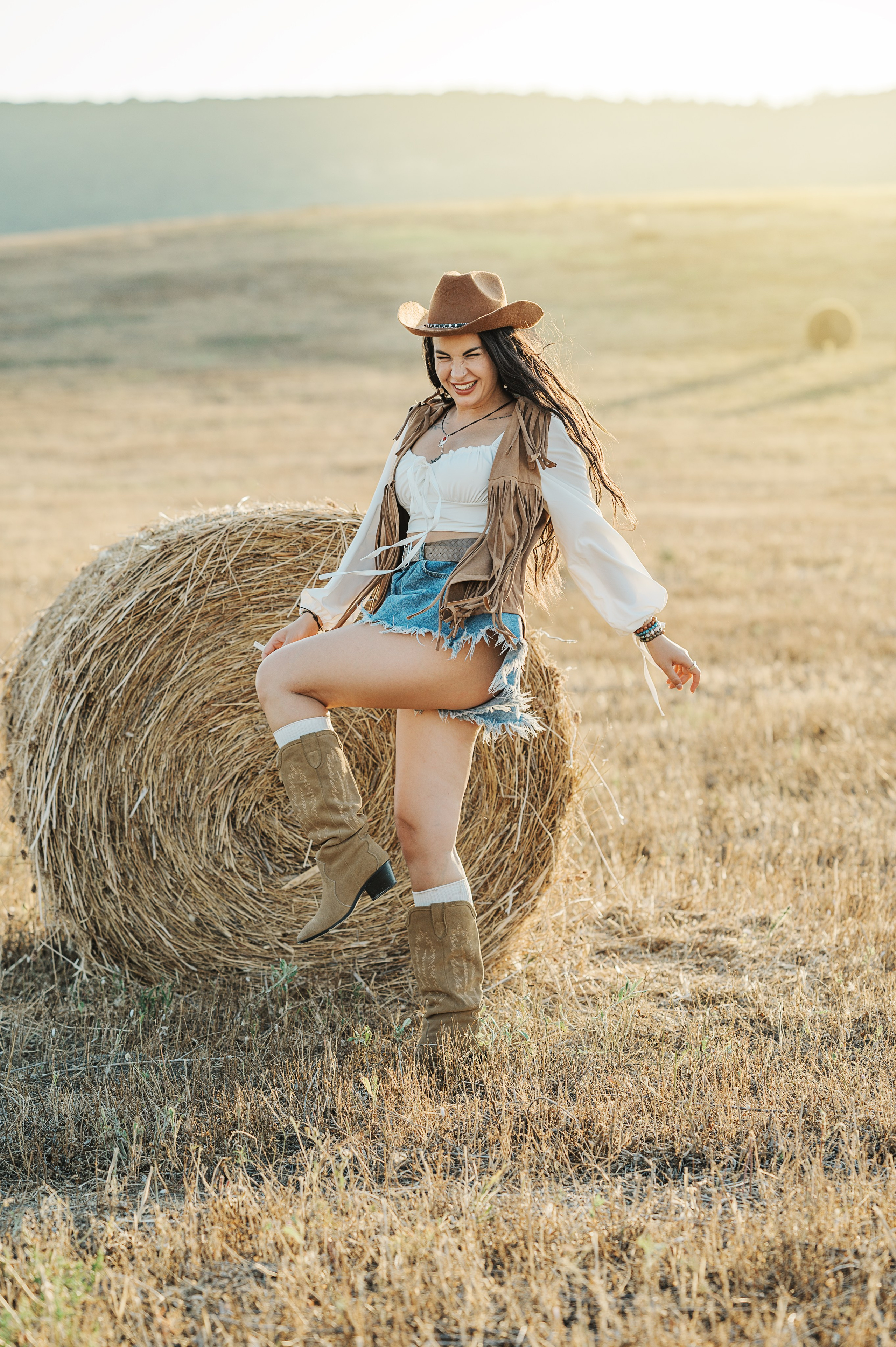 Фотосессия в стиле кантри на закате в стогах сена. Идеи для фотосессии в Крыму. Фотограф в Симферополе и по Крыму Ольга Топоривская. Лучшие места для фотосессий в Крыму.