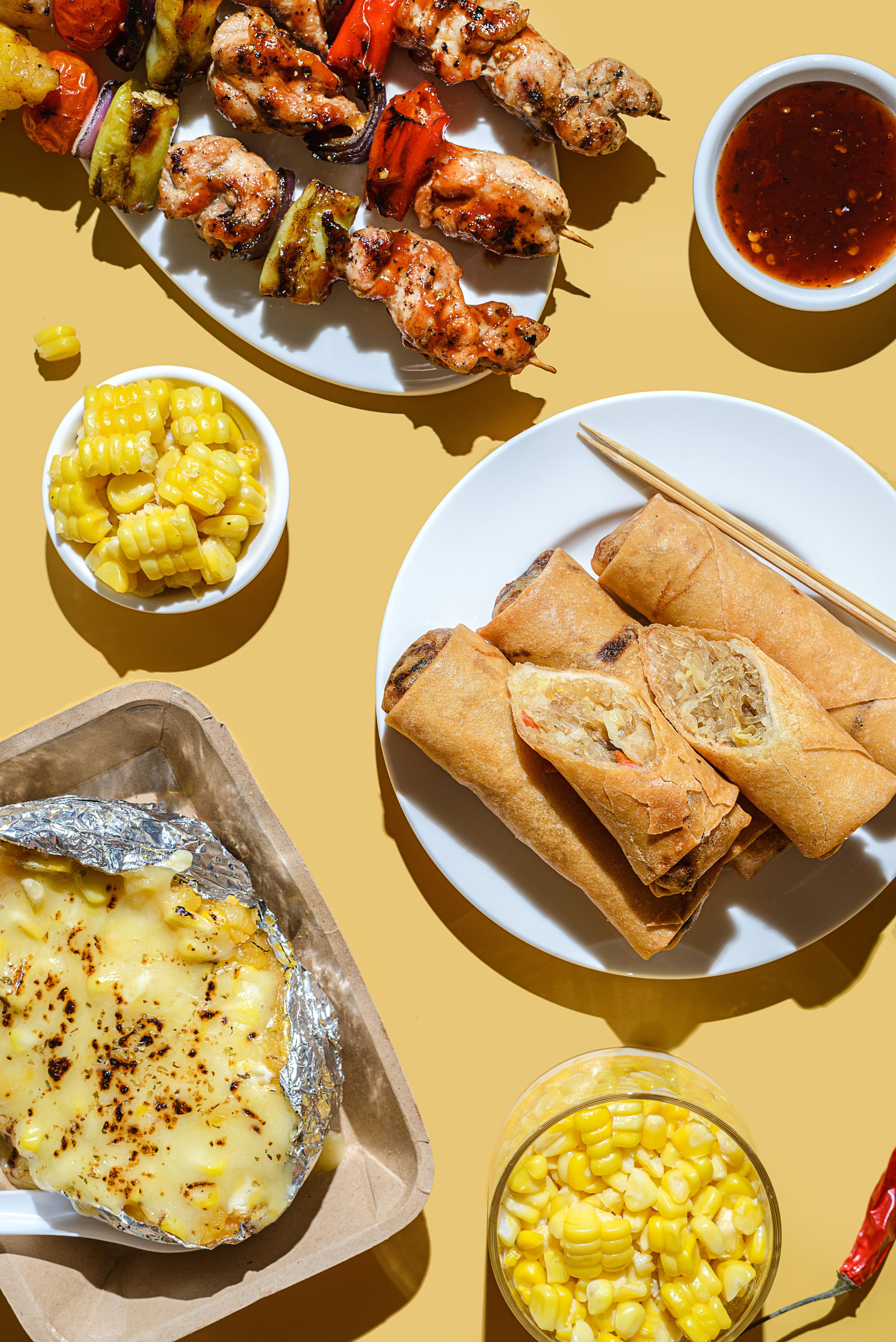 Тайский фаст фуд, спринг роллы, запеченная картошка, кукуруза