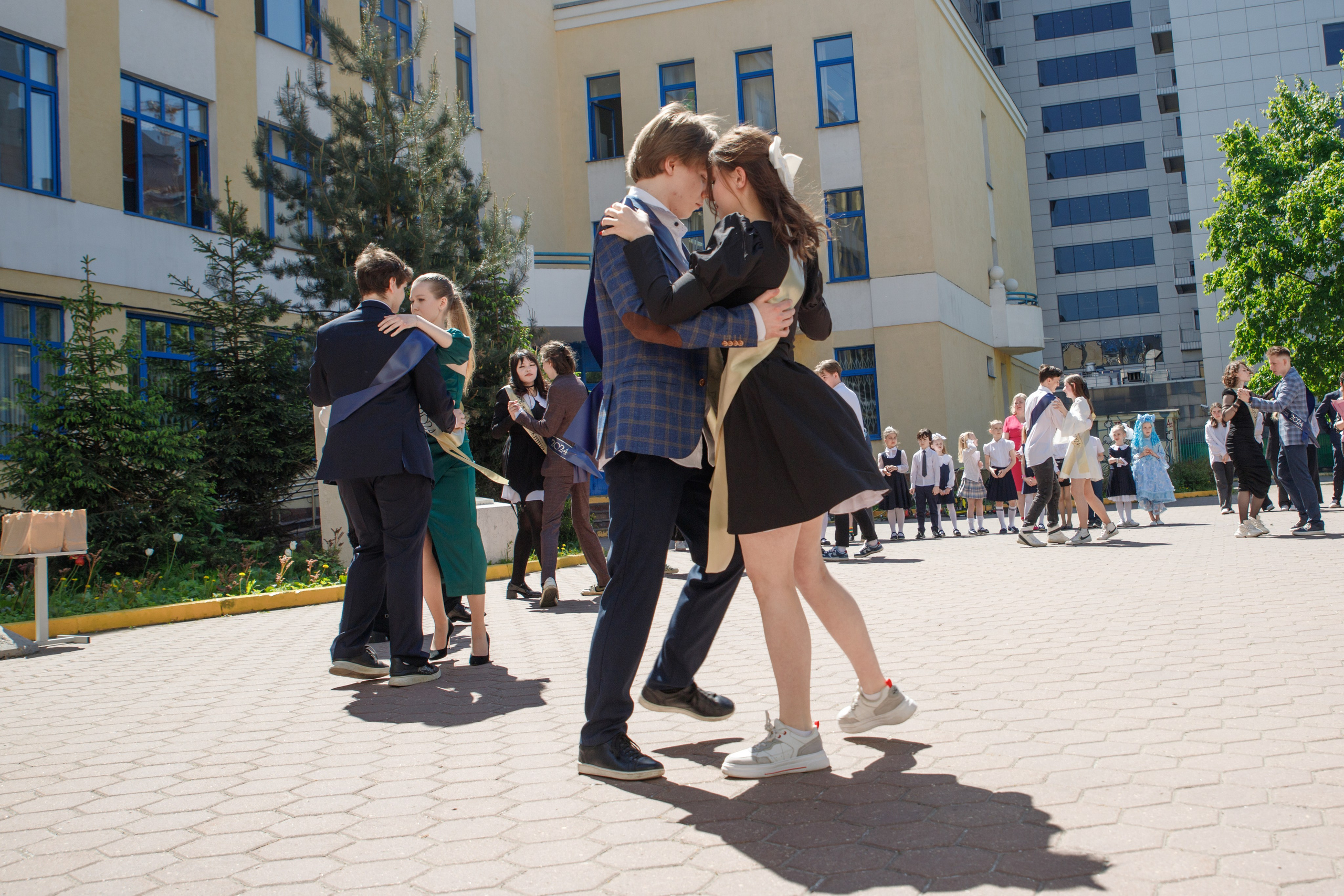 Репортажная съемка с Последнего звонка в школе в Москве. Семейный и школьный фотограф в Москве Анна Ткач