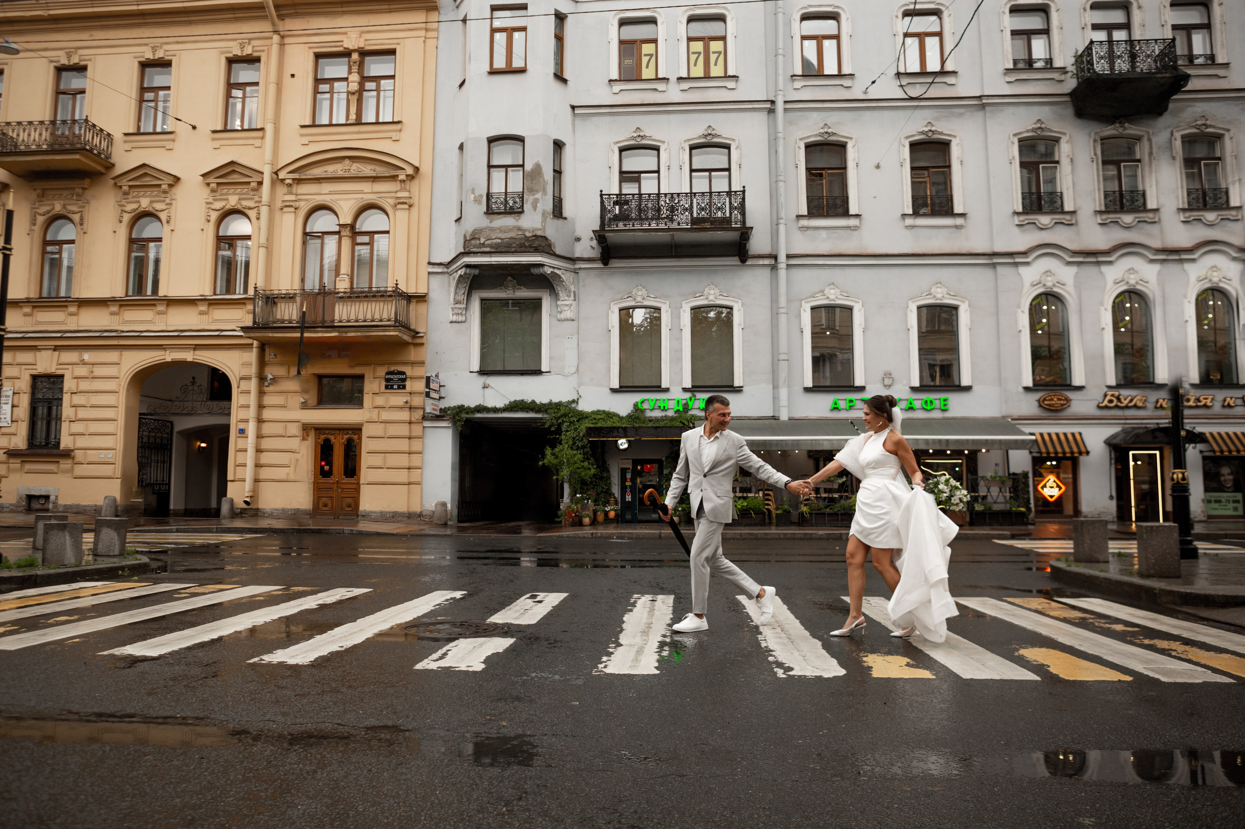 Свадебная фотопрогулка в ночном Петербурге