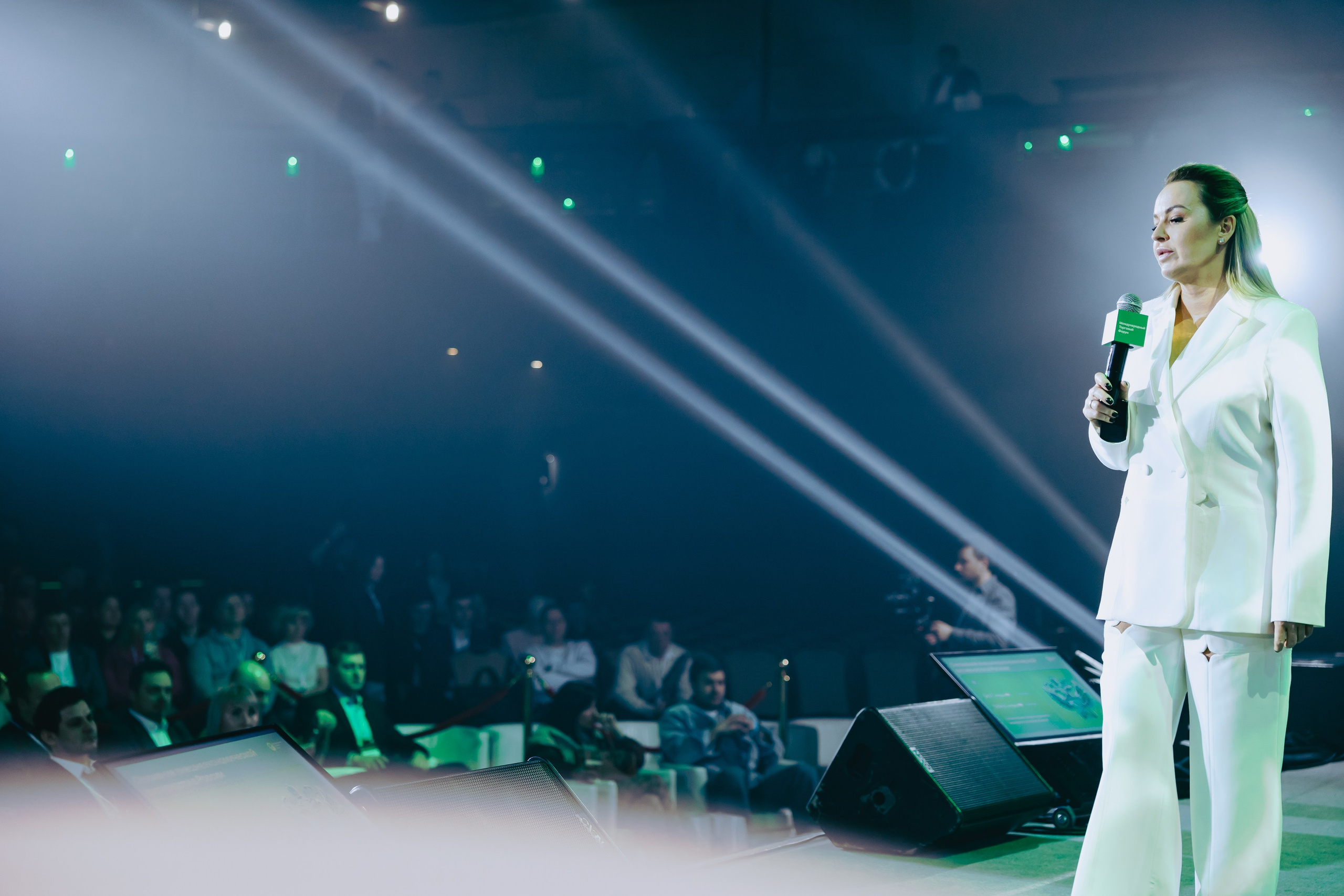 Ивенты и Конференции. Сайт с красивыми фотографиями и людьми