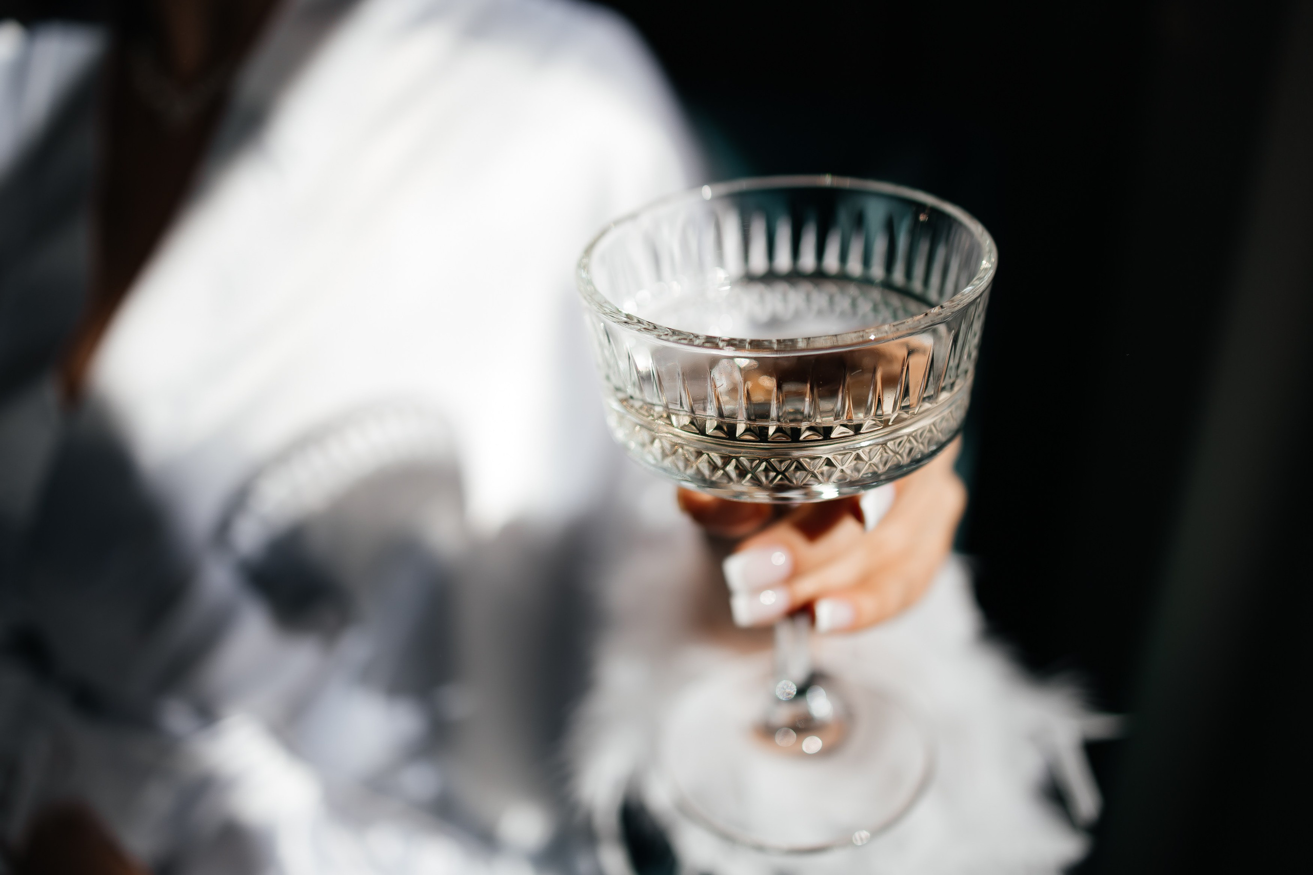 Невеста держит бокал с шампанским