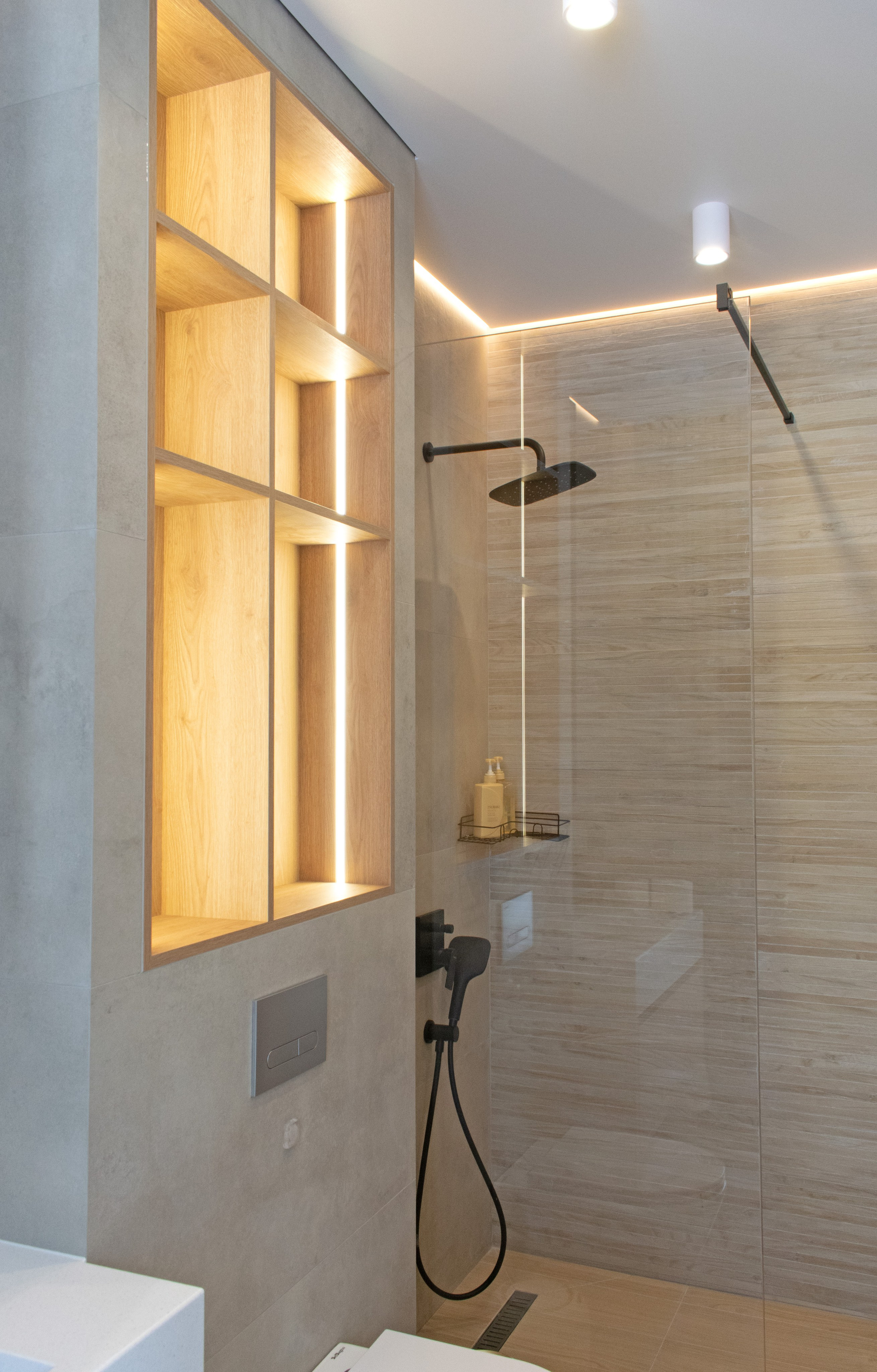 Дорогой интерьер дома для сдачи в аренду в Карелии в Сортавала. Фотосъемка душевой комнаты с красивой подсветкой.