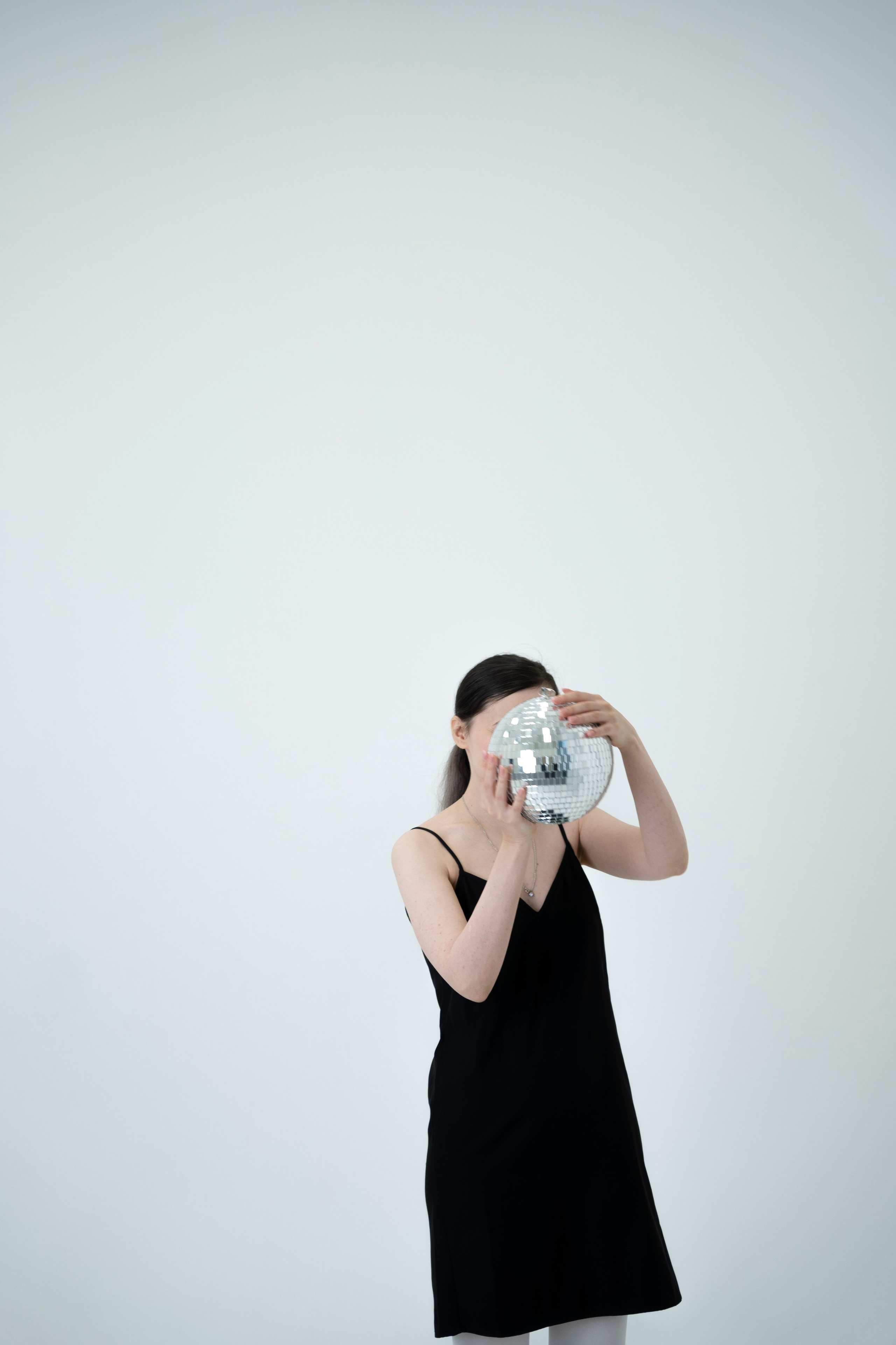 ДЕВОЧКА НА ШАРЕ. Главная