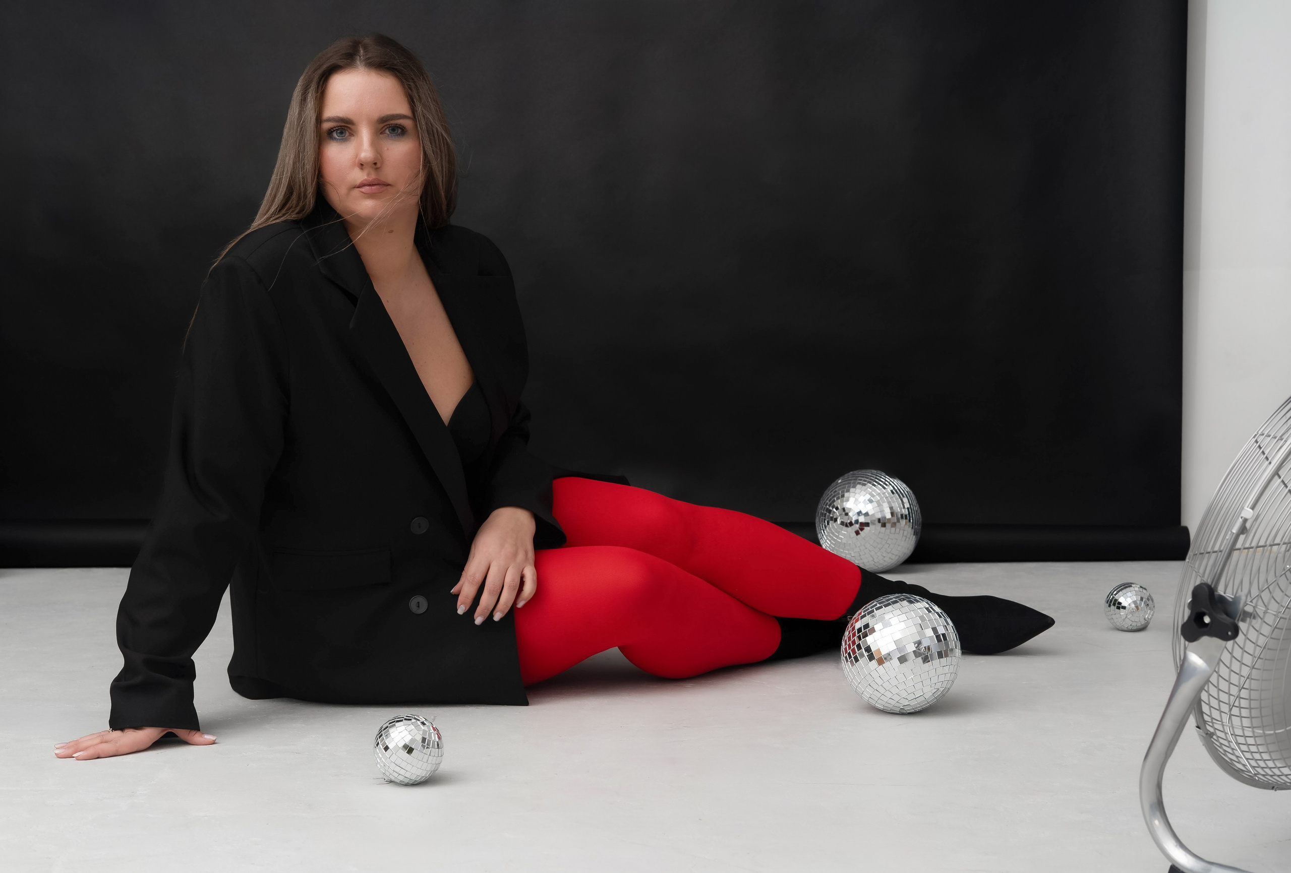 Фотосессия с красными колготками Краснообск в студии на черном фоне Новосибирск 