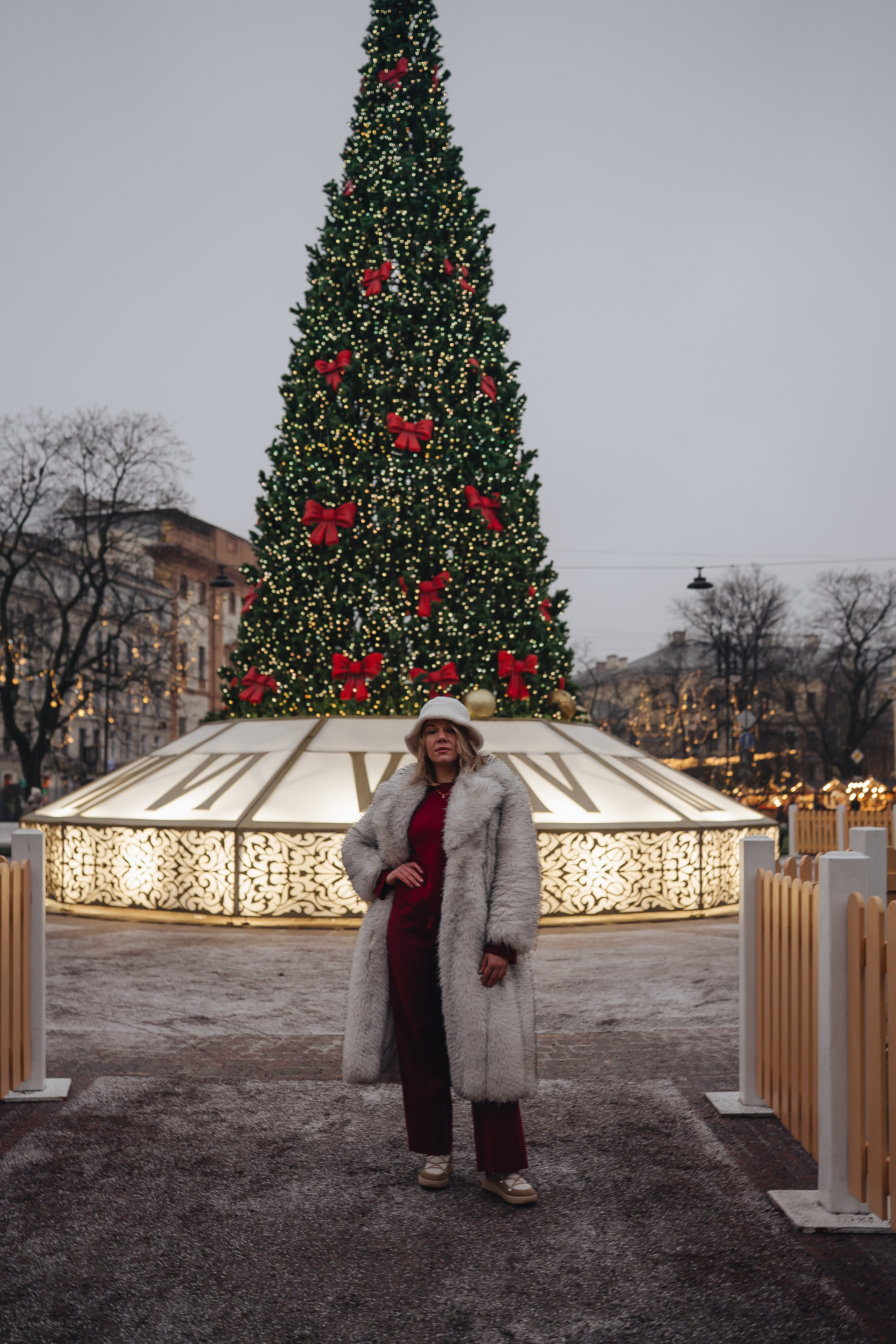 ПРОГУЛКА НА МАНЕЖНОЙ ПЛОЩАДИ ДЛЯ ДЕВУШКИ ПЕРЕД НОВЫМ ГОДОМ (НОВОГОДНЯЯ ФОТОСЕССИИЯ НА МАНЕЖНОЙ ПЛОЩАДИ). Профессиональный фотограф, Санкт-Петербург — Виктория Богомолова