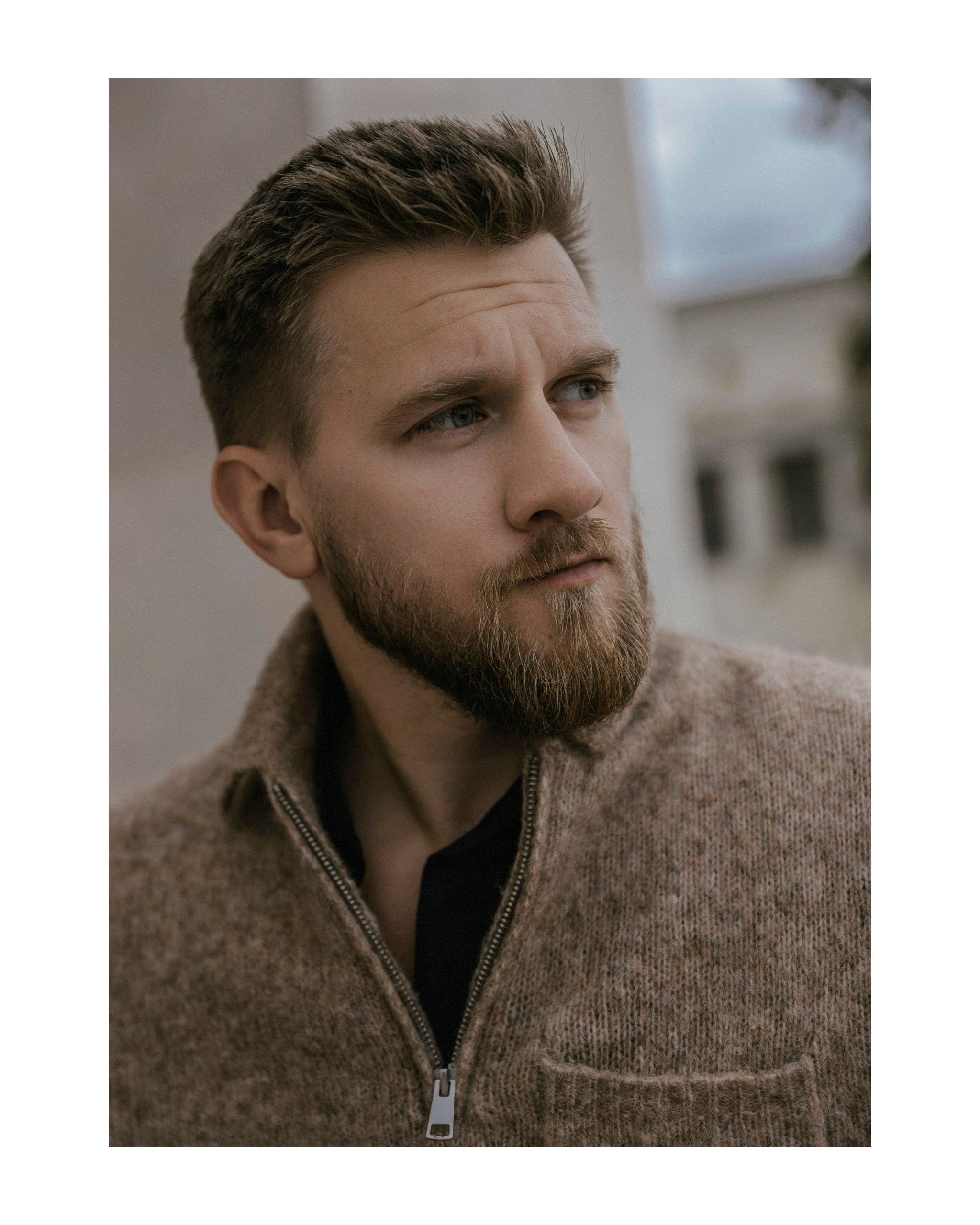 портрет мужчины в теплом свитере