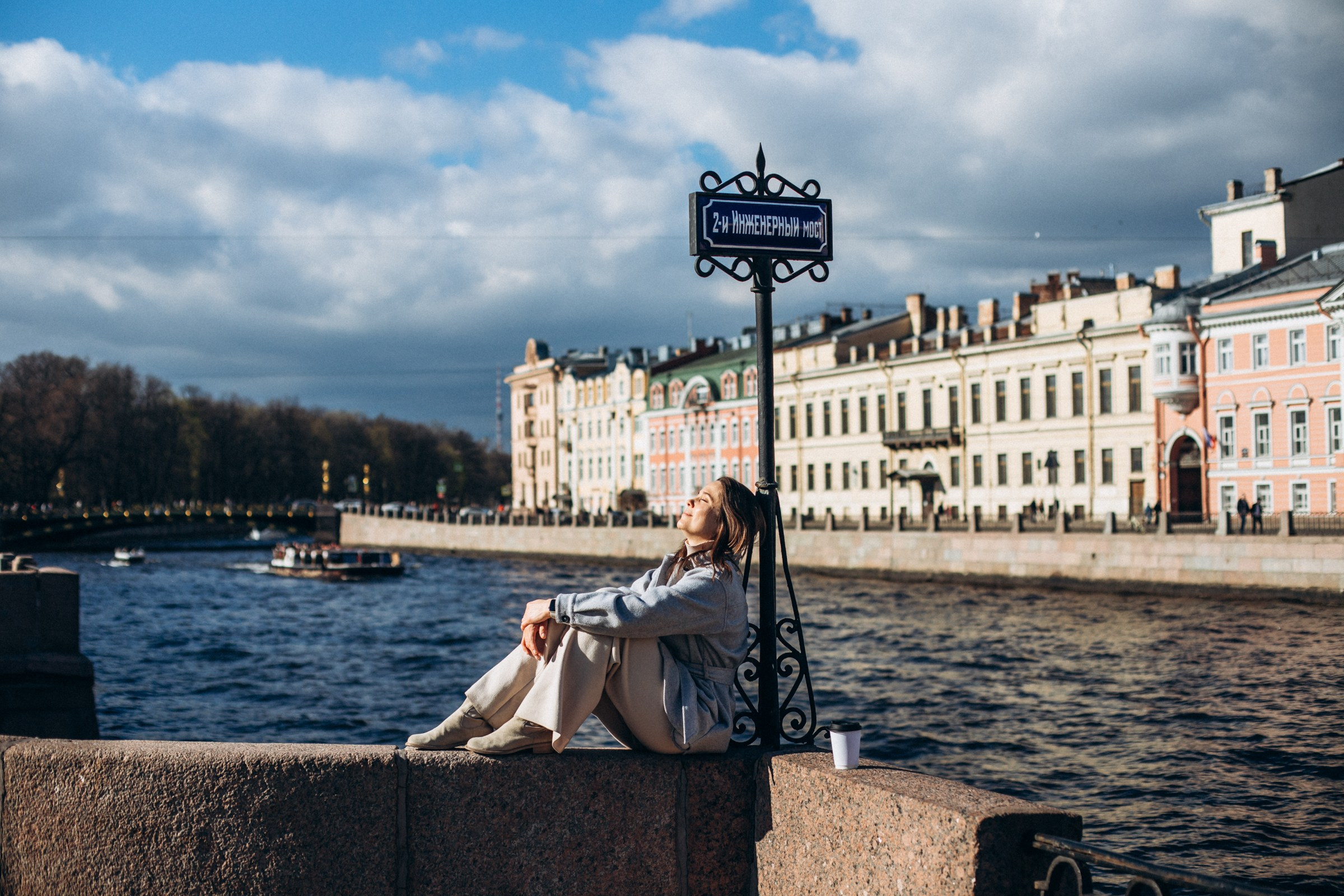 Аделина с семьей в мае. Фотопрогулка в Петербурге. Индивидуальный и семейный фотограф в Санкт-Петербурге