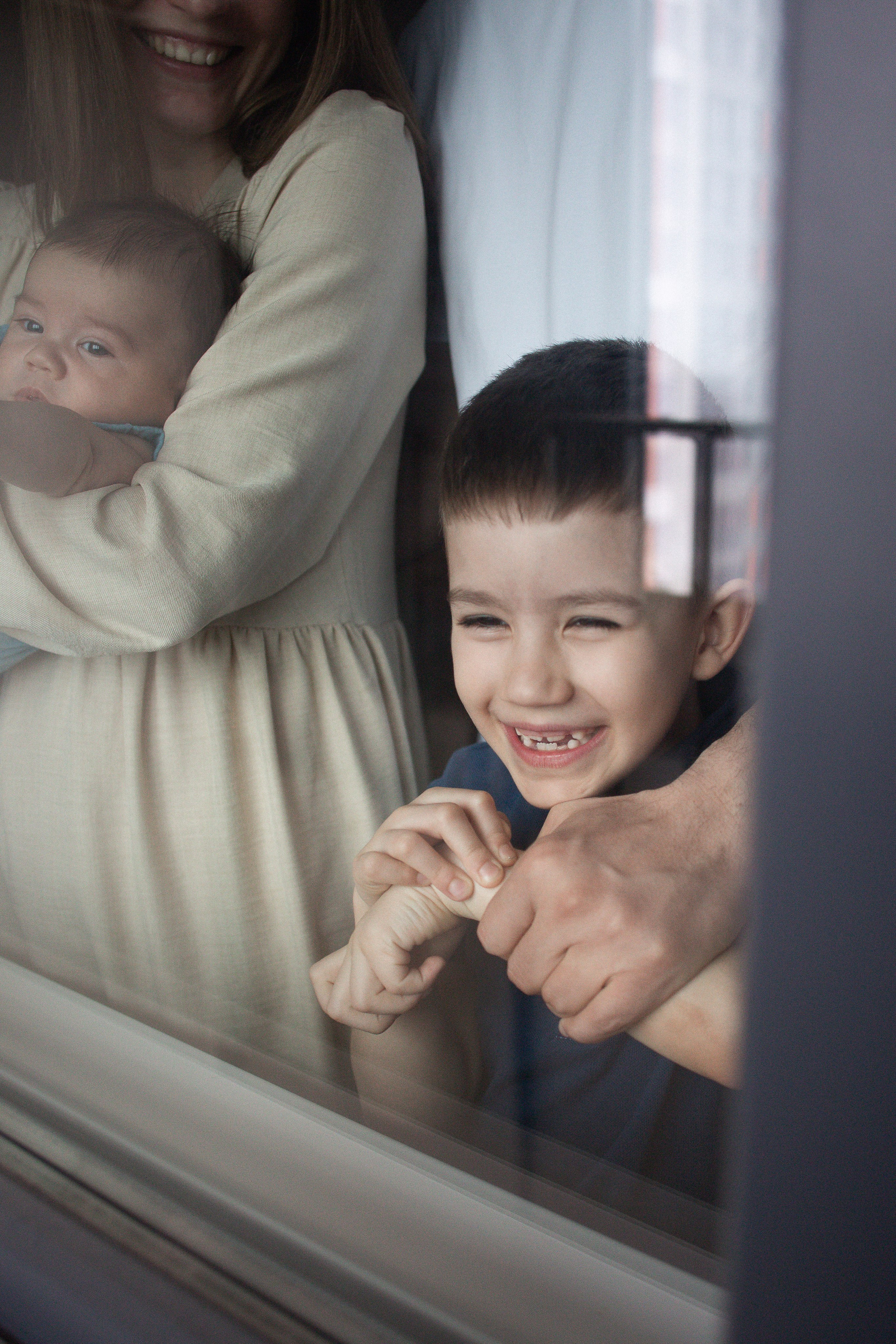 Оля, Андрей, Даня и Паша, домашняя фотосессия с грудничком. Семейный фотограф в Москве Марина Петра