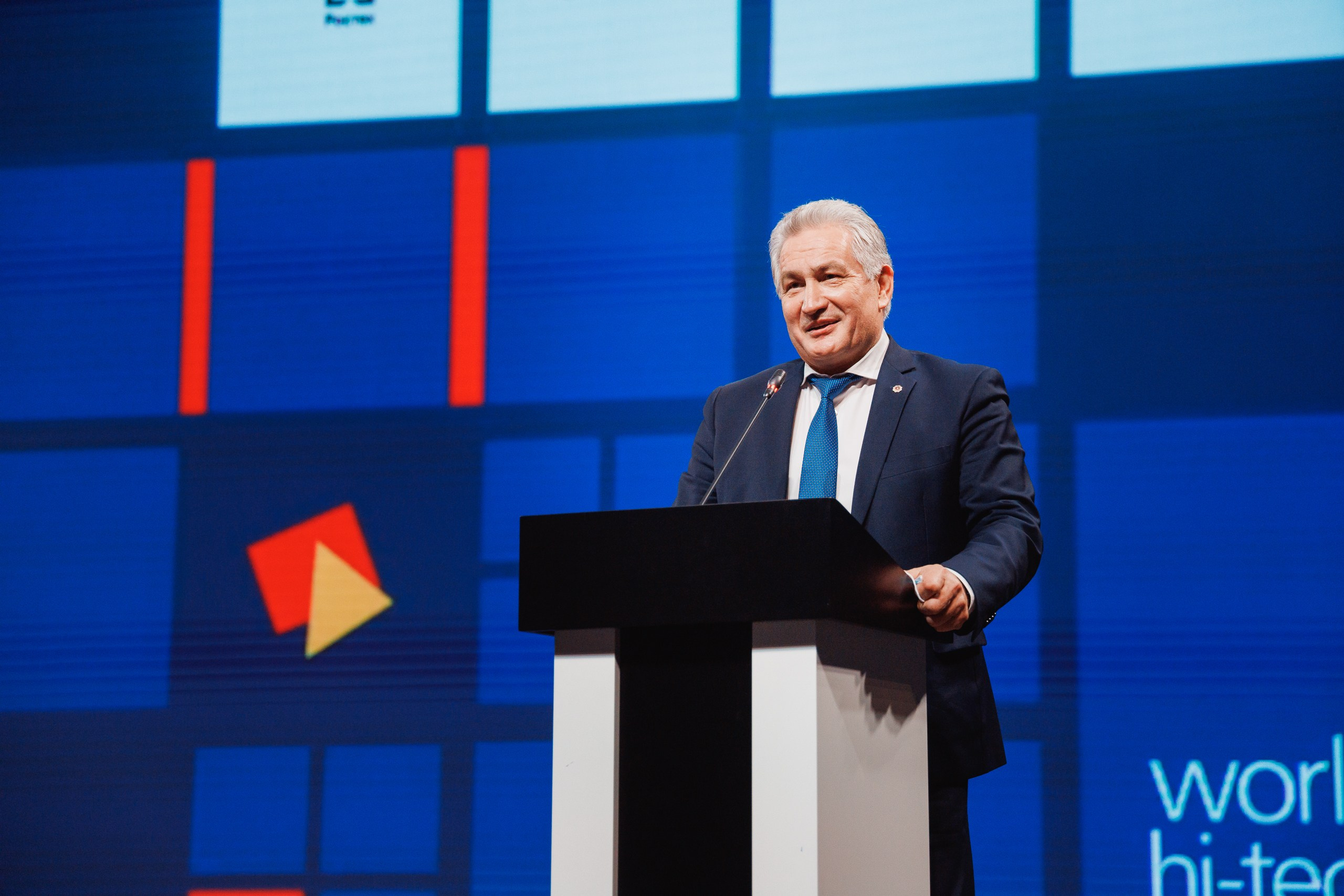 Спикер выступает с докладом в конференц-зале Экспо-Центра