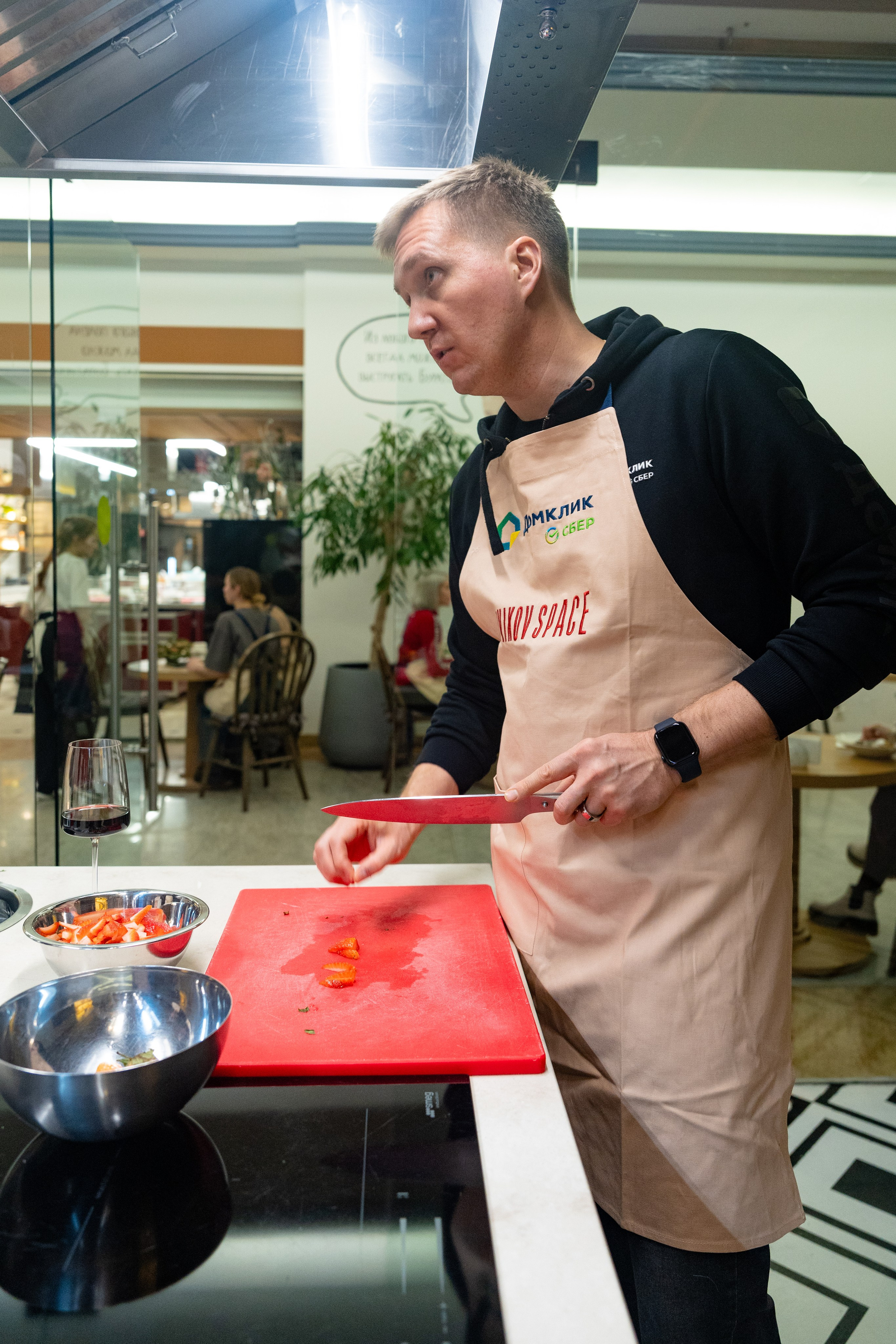 NOVIKOV SCHOOL — Умами зал. Фотограф Никита Комаров