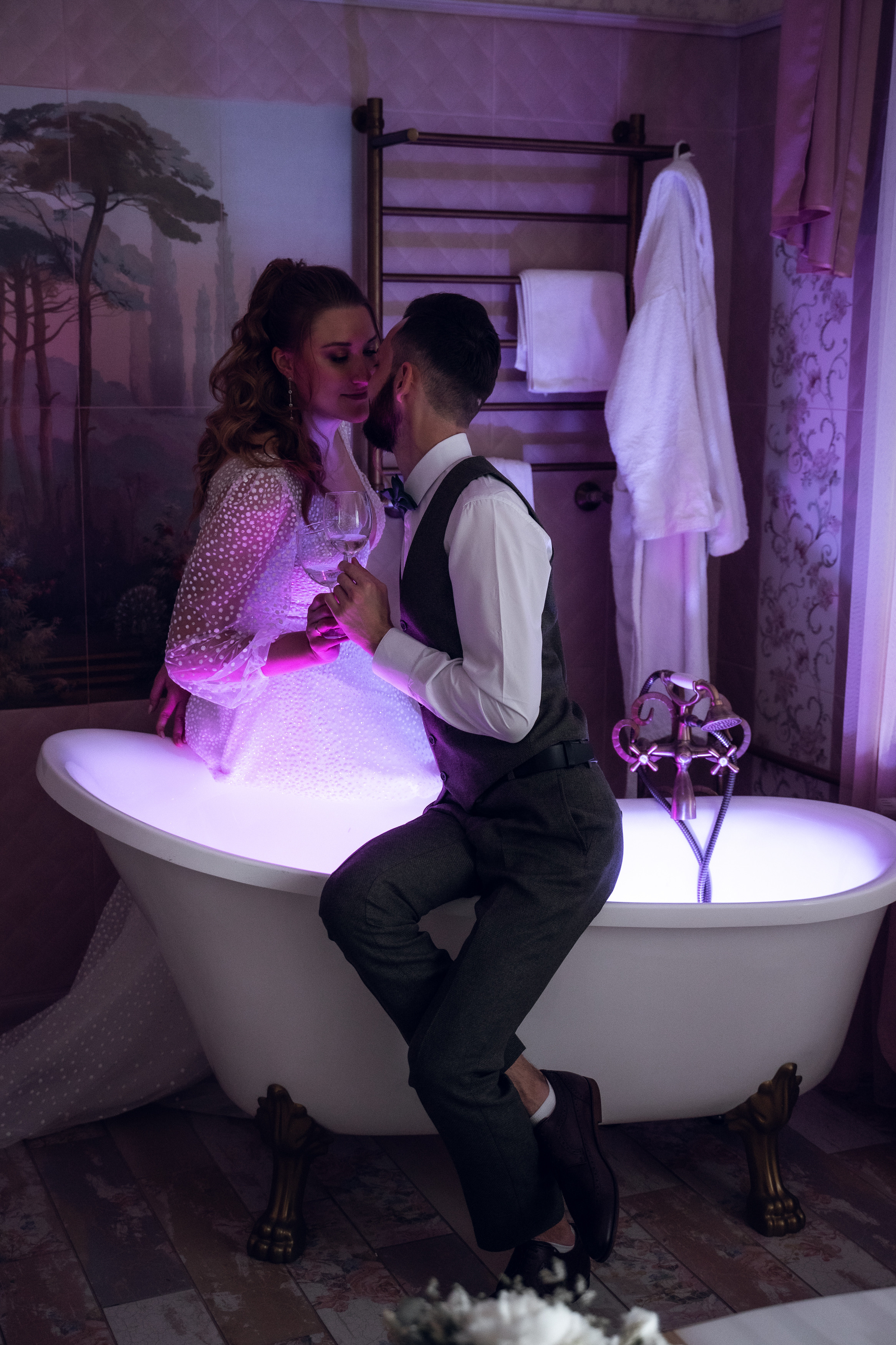 Жених и невеста сидят в ванной комнате отеля