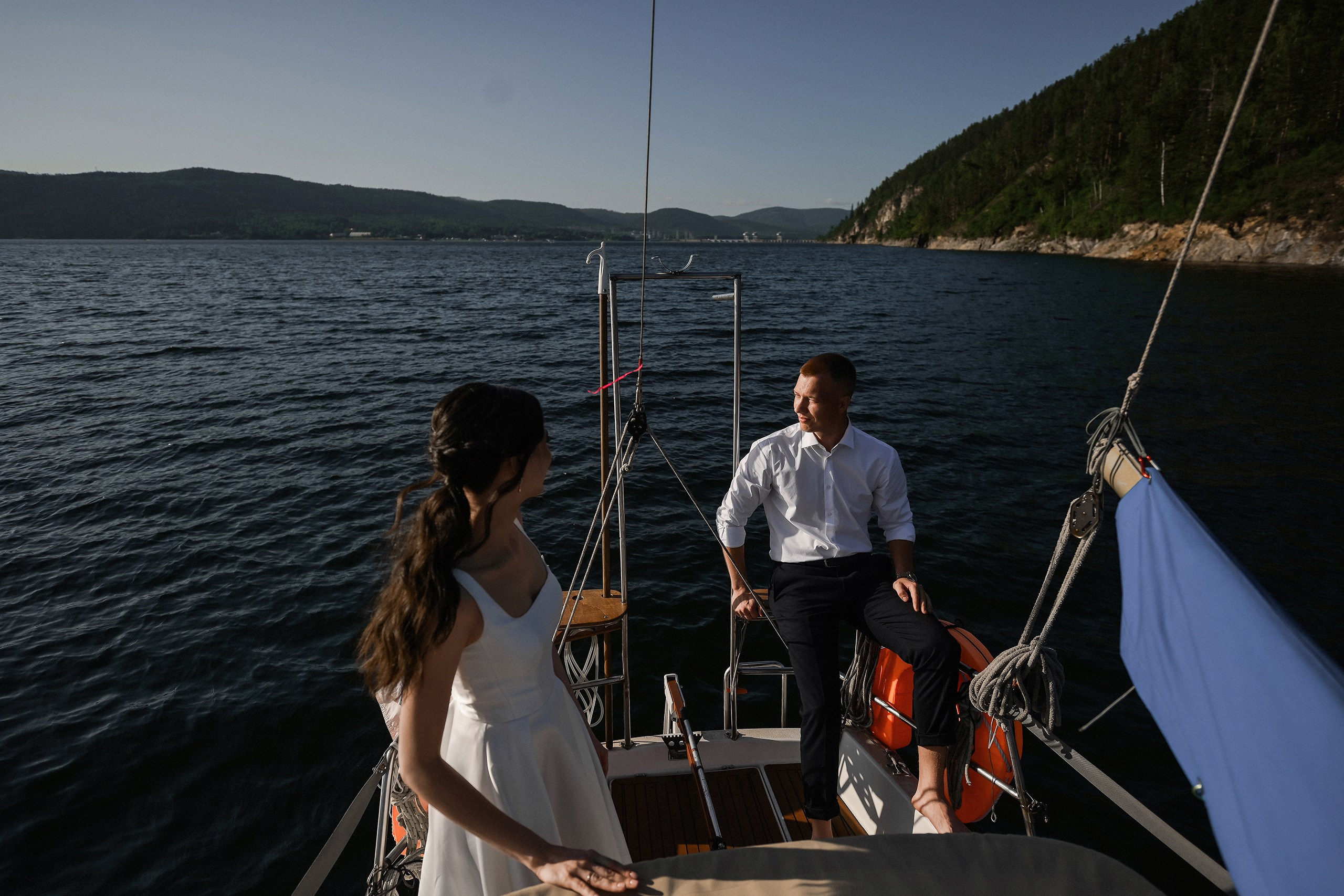 Фотосессия в свадебном платье на яхте в Красноярске. 📸 Свадебный и семейный фотограф в Красноярске Тихомиров Евгений | 17 лет опыта | 800+ свадеб