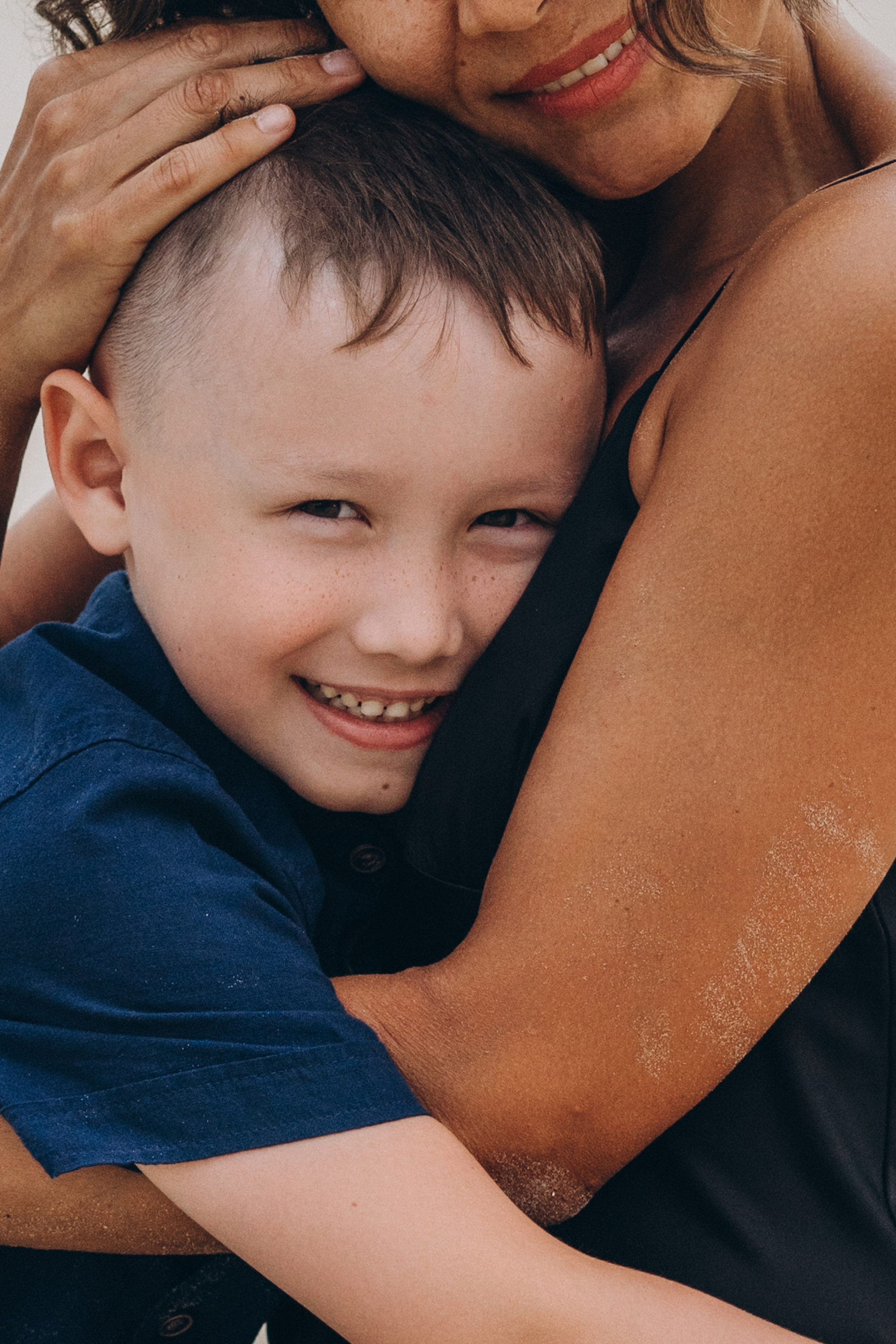 Дети смеются, брызгаясь водой – яркие кадры от фотографа в Новороссийске,  фотограф Новороссийск